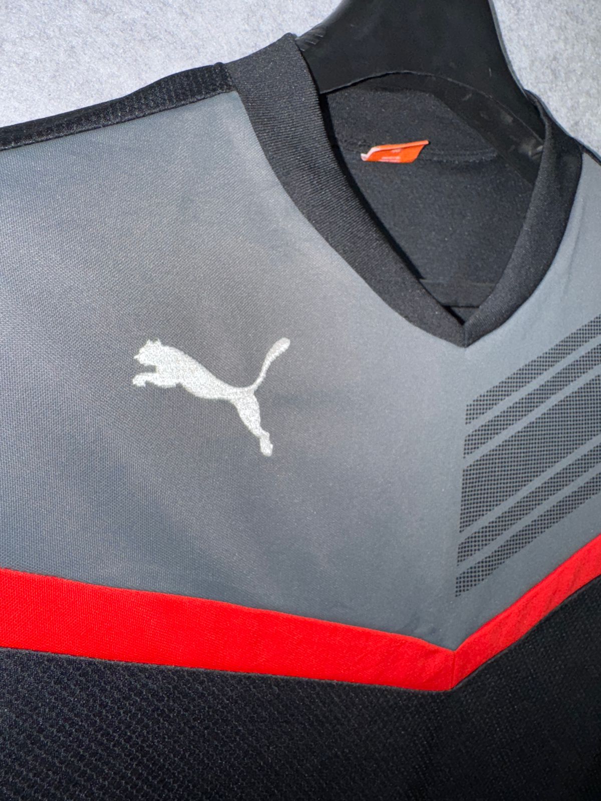 Puma V Neck Shirt - Medium