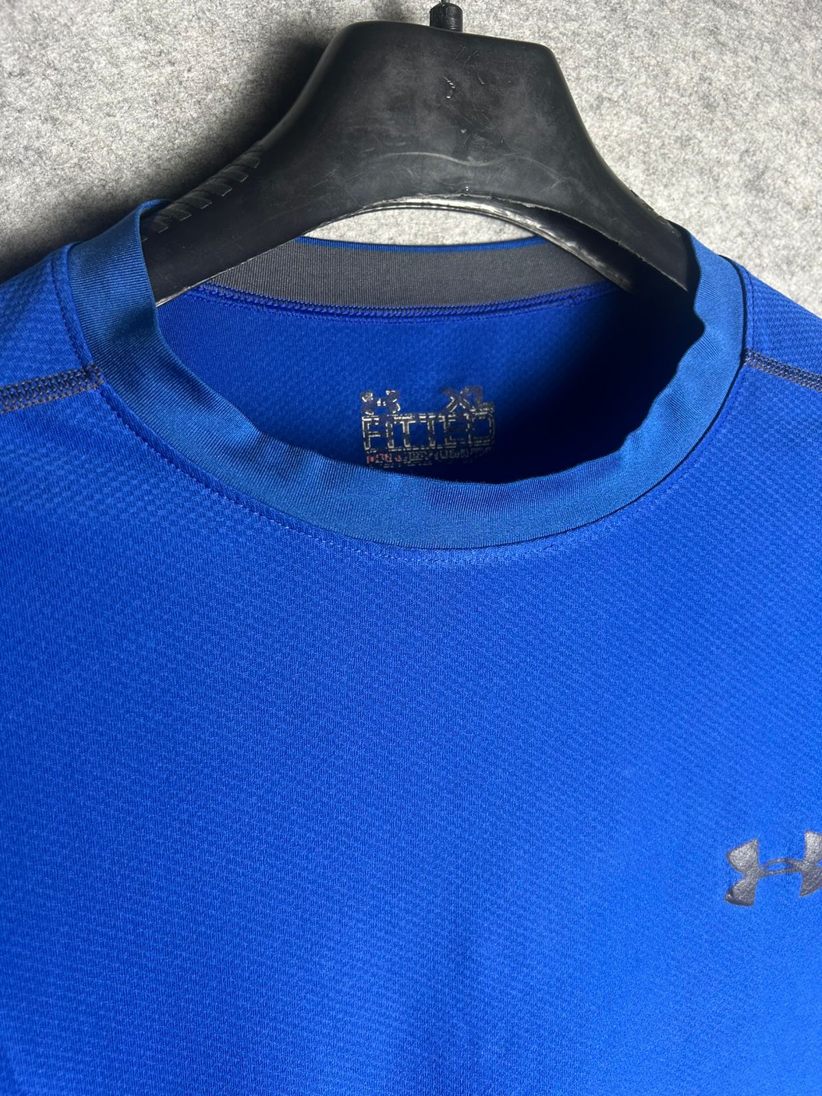 Under Armour Fitted Ultramarine Blue Round Tee - XL