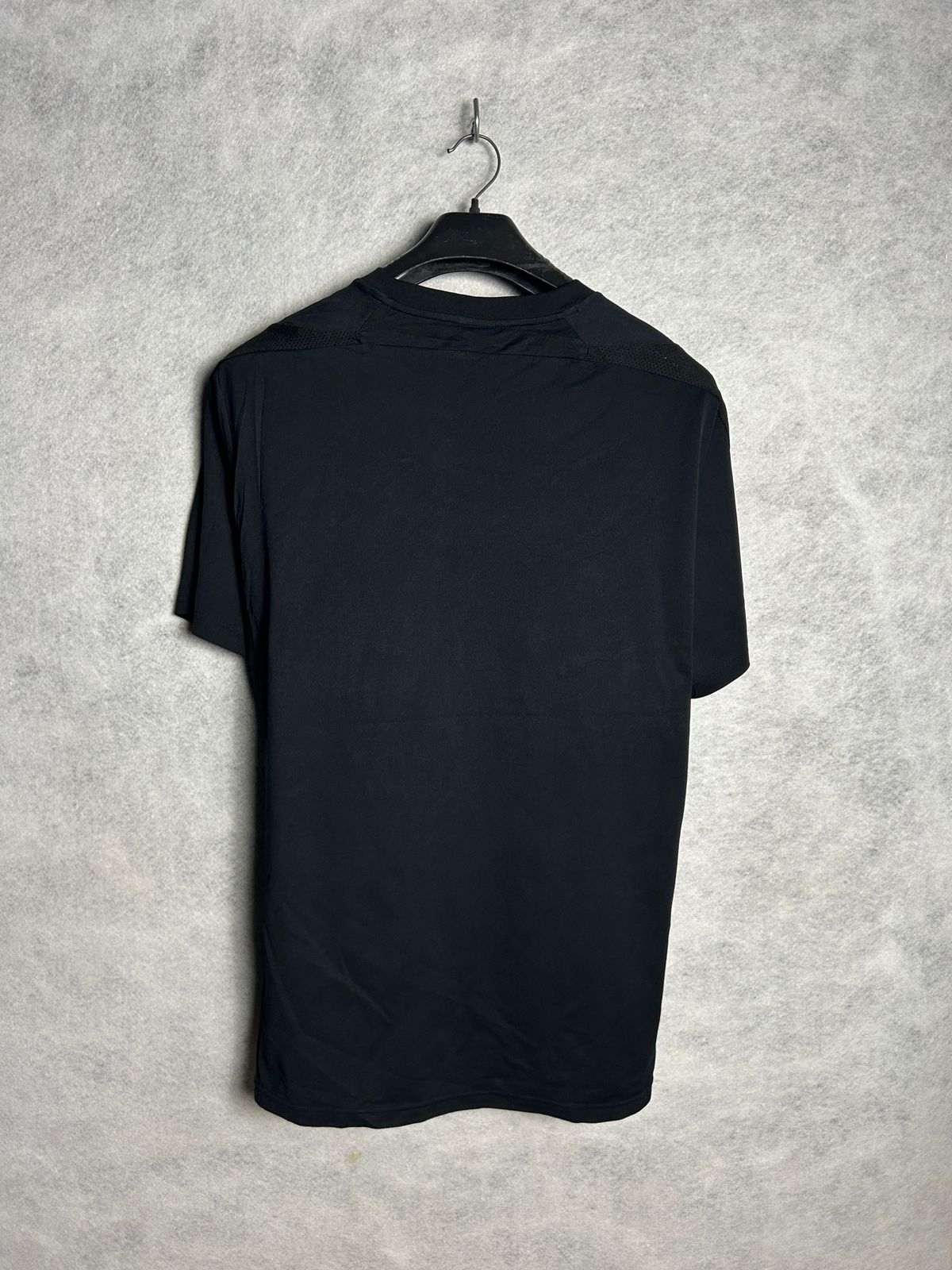 Umbro Black Round Neck - Large