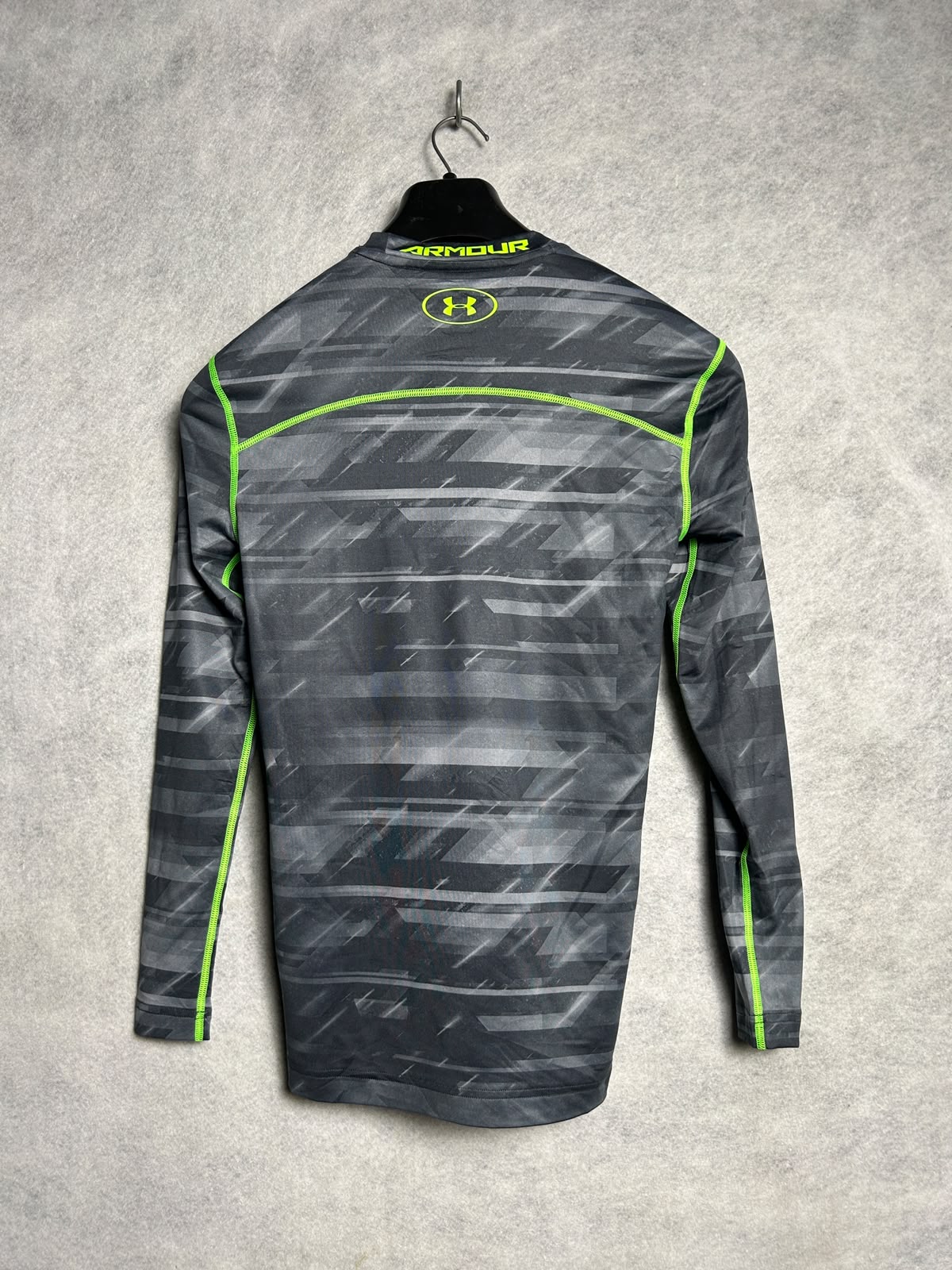 Under Armour Full Sleeves Round Tee - Medium