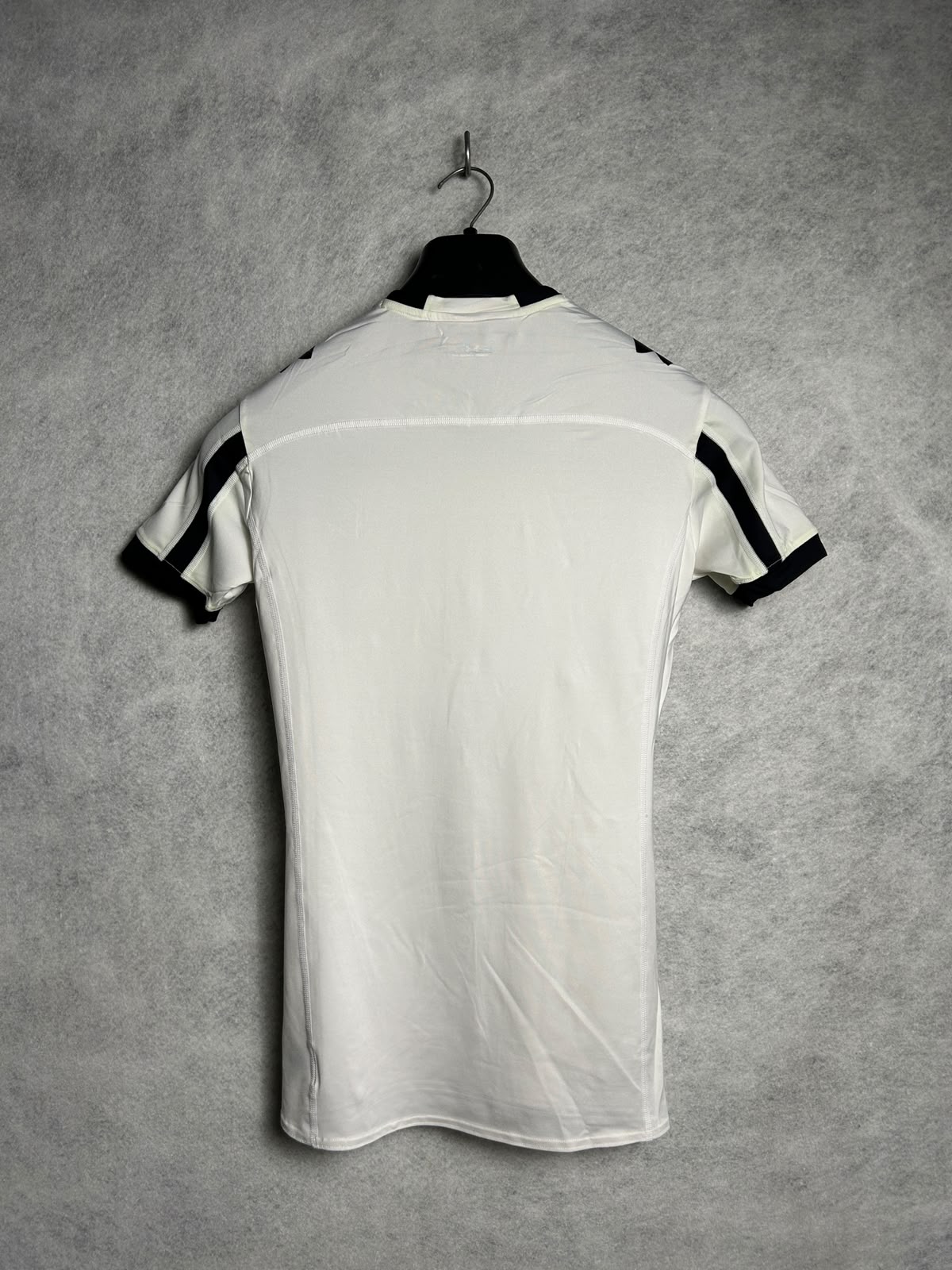 Under Armour Fitted V Neck Tee - Medium