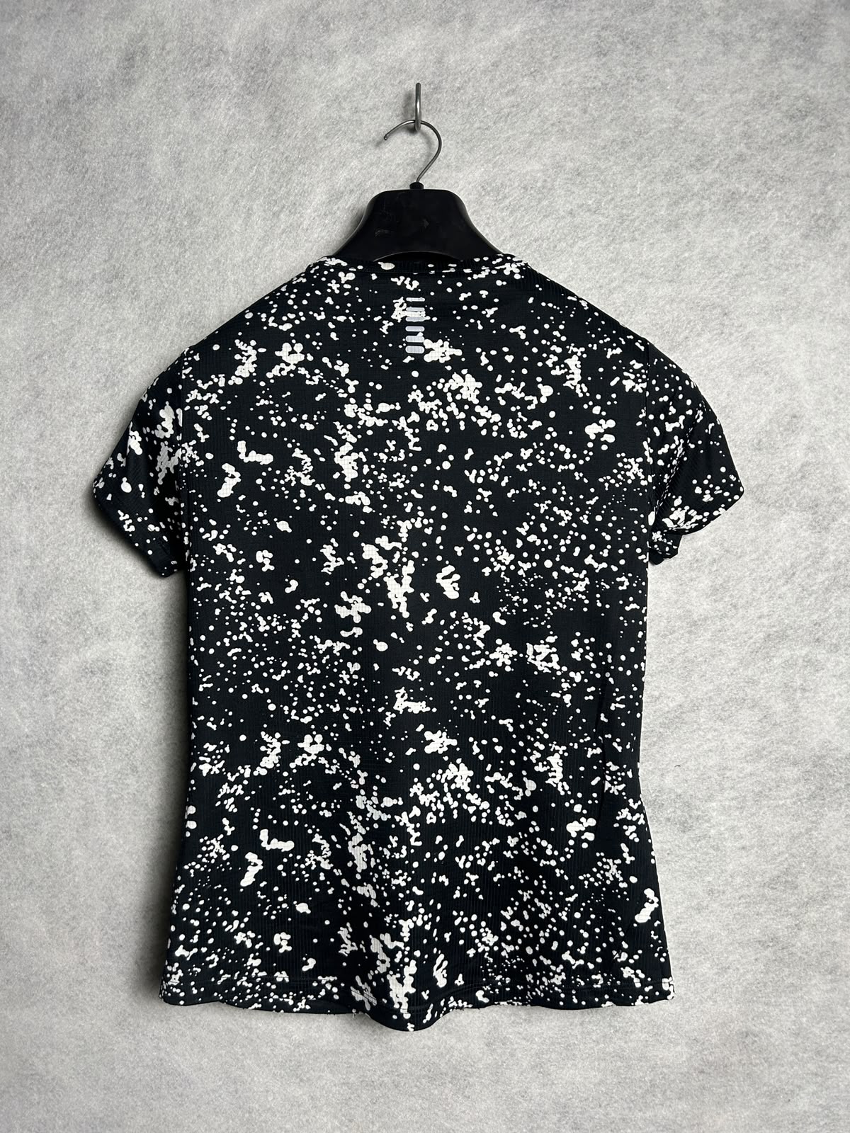 Under Armour Fitted Round Neck Tee - Medium