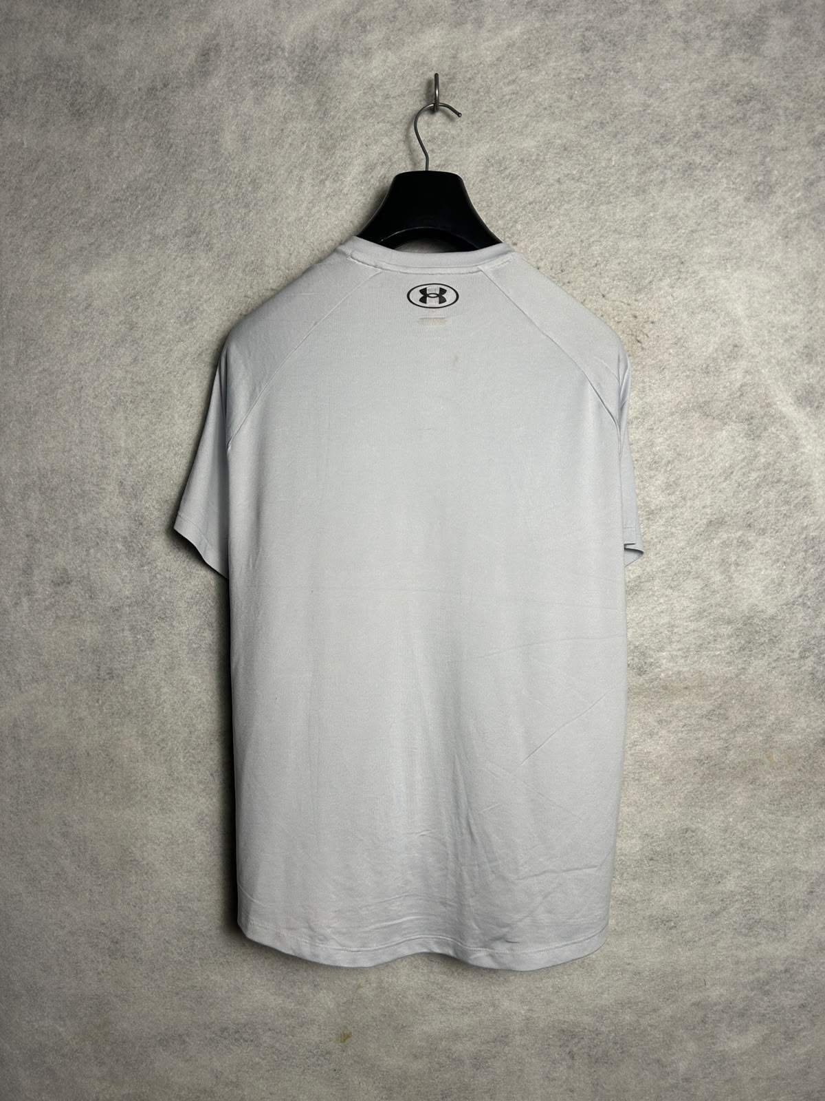 Under Armour White And Black Round Neck - Medium