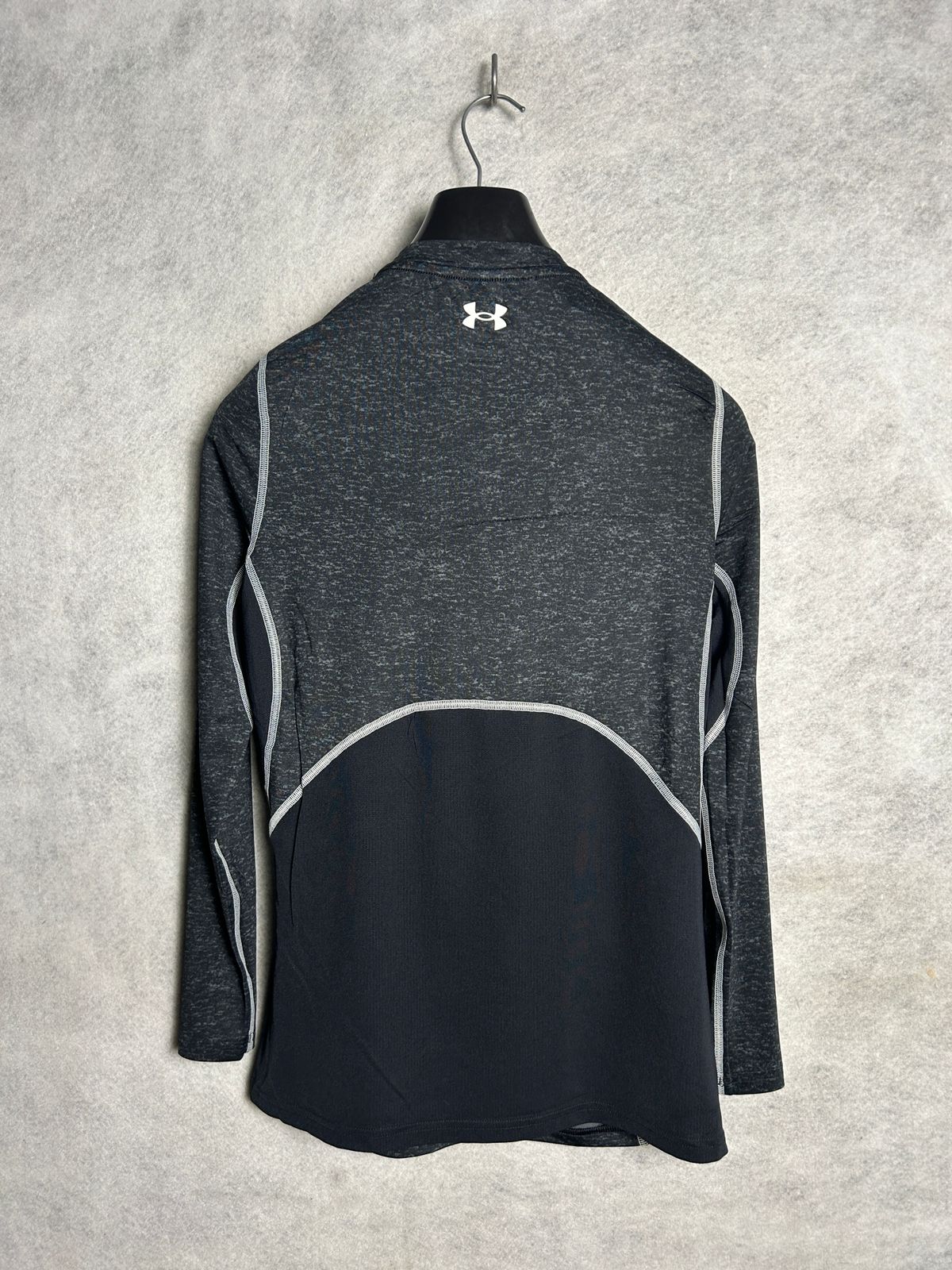 Under Armour Heat Gear Black Full Sleeves Round Neck - Medium