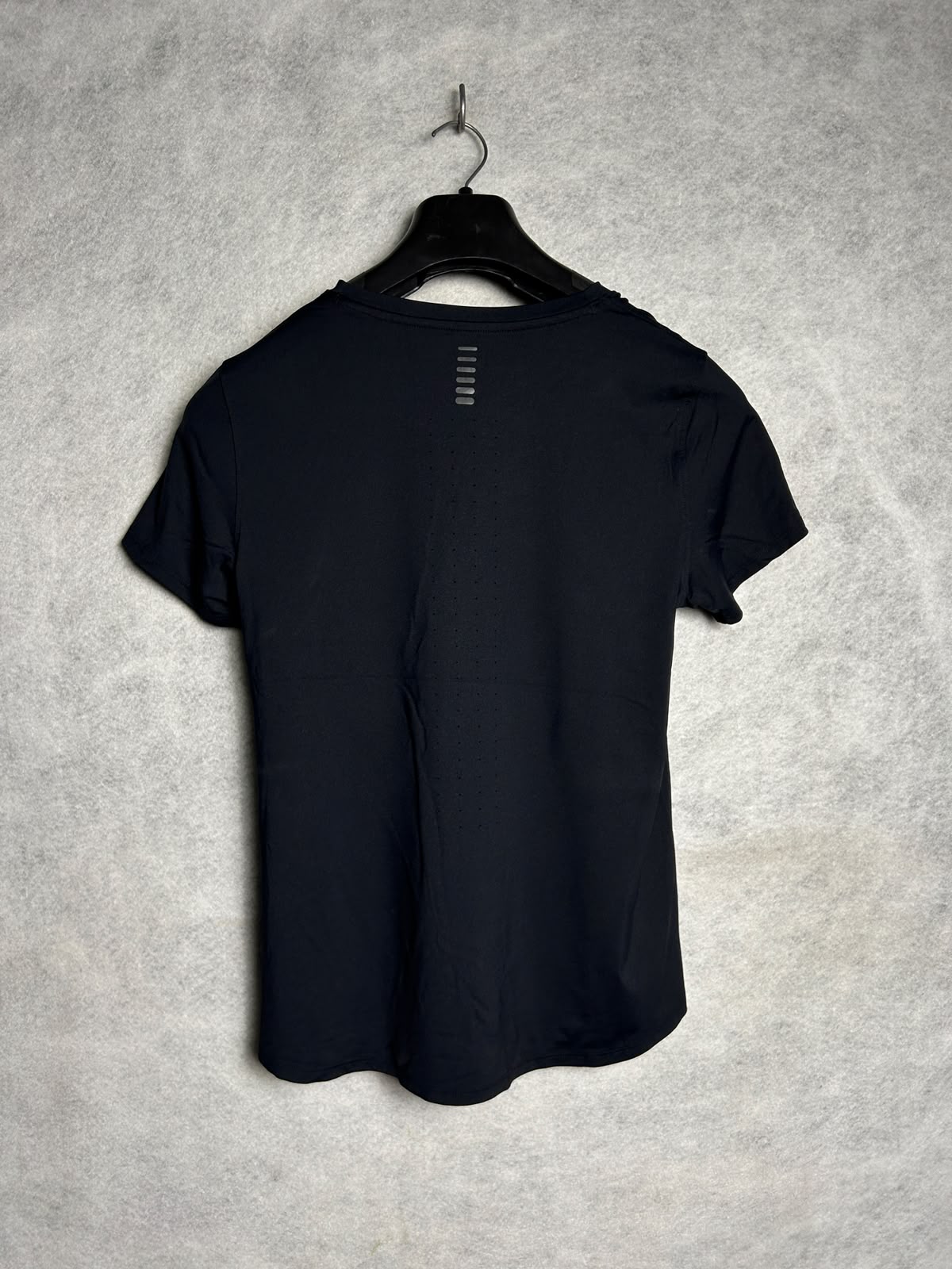 Under Armour Black Round Neck - Medium