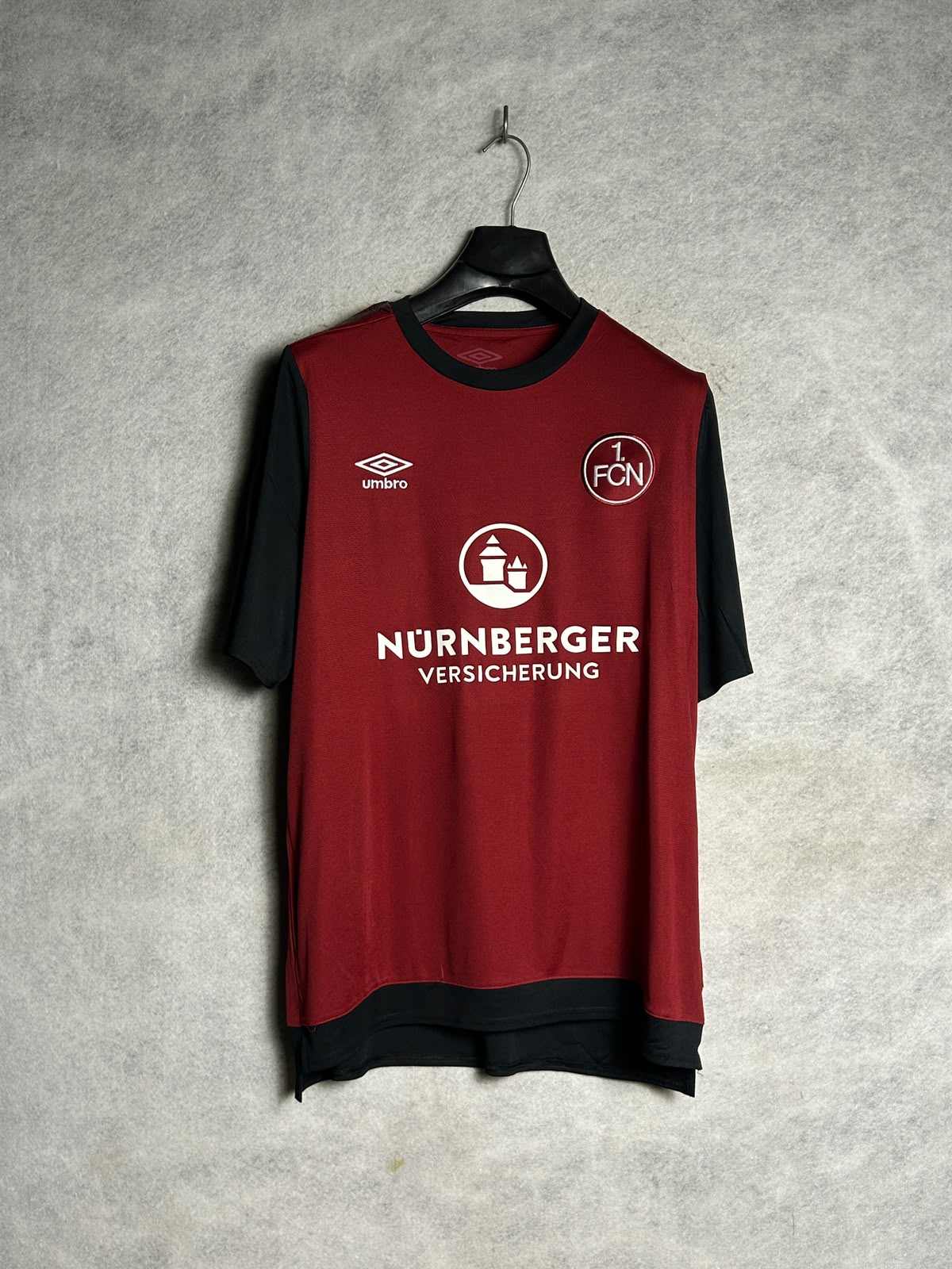Umbro Black Round Neck - Large