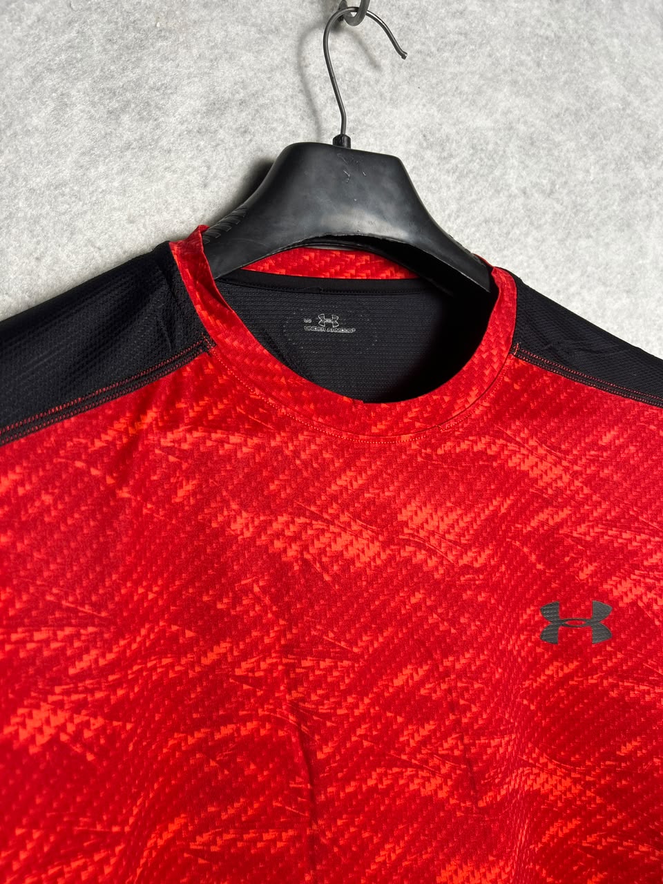 Under Armour Red Round Neck - Large