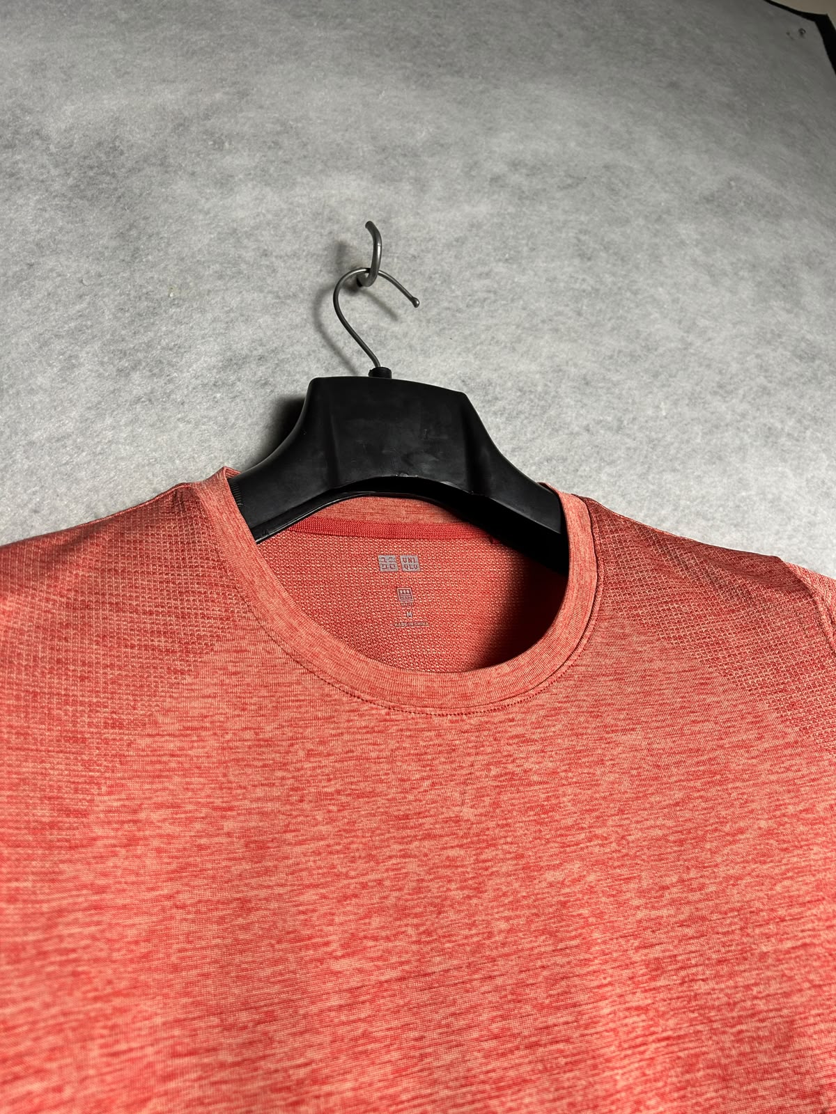 UNIQLO Round Neck - Medium