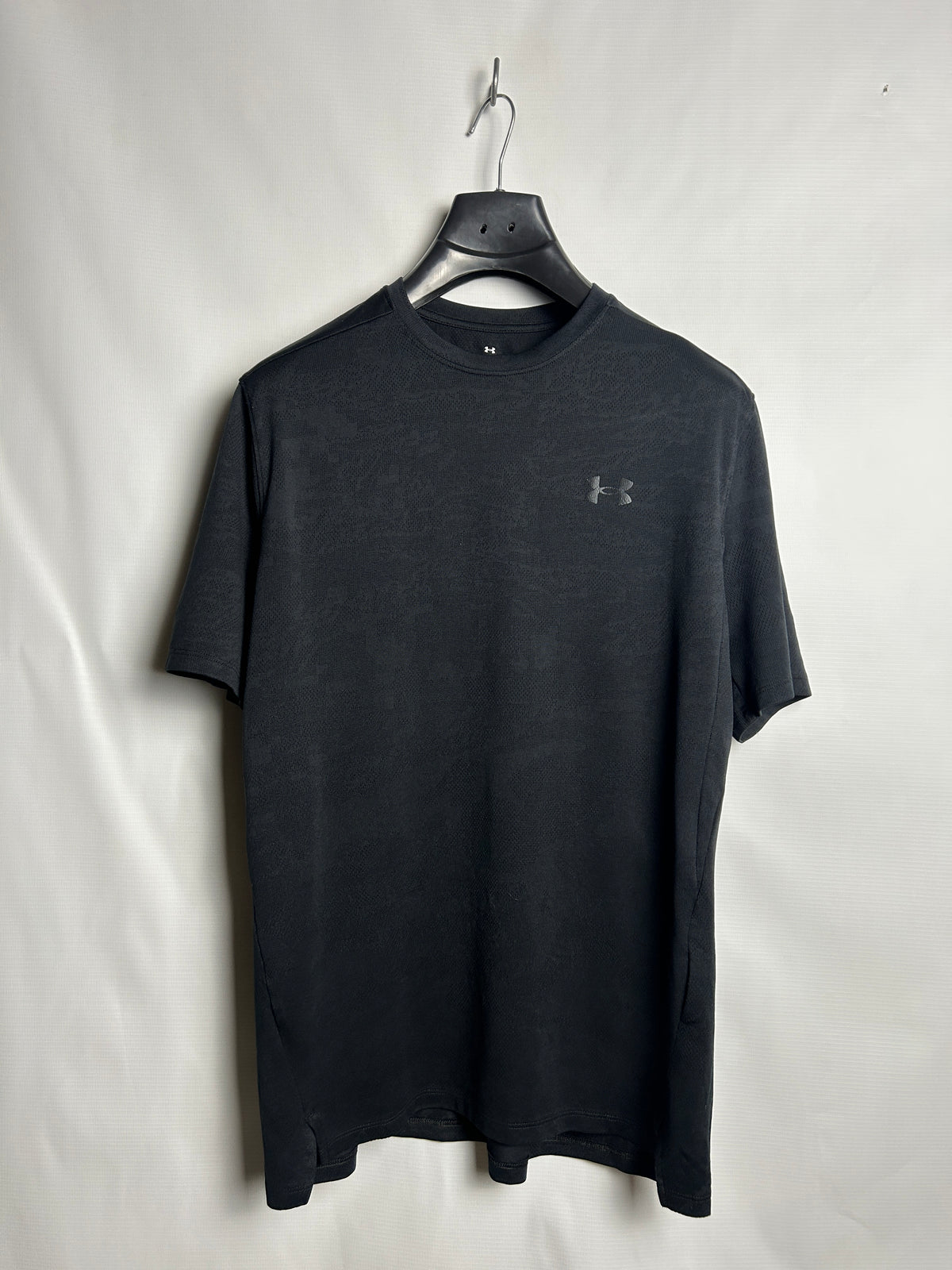 Under Armour Black Round Neck - Medium