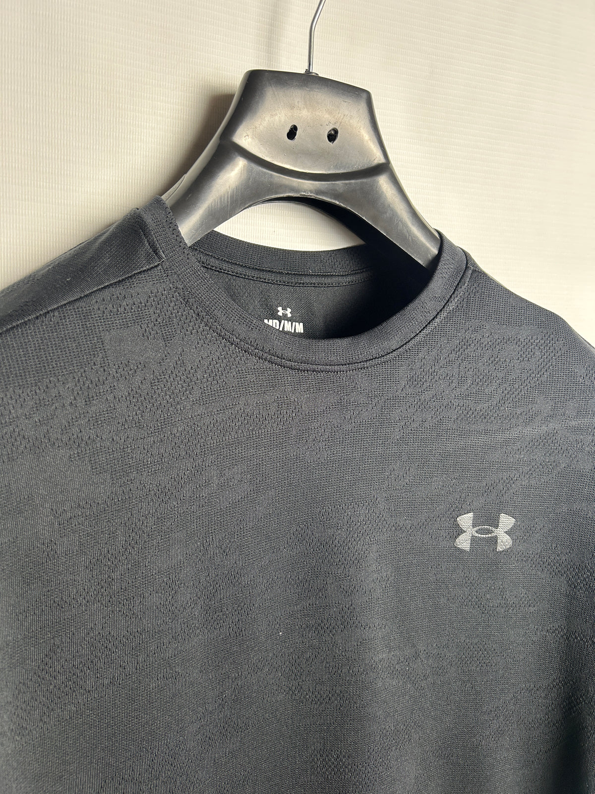 Under Armour Black Round Neck - Medium