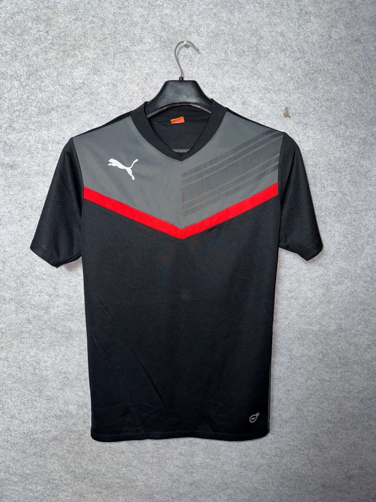Puma V Neck Shirt - Medium