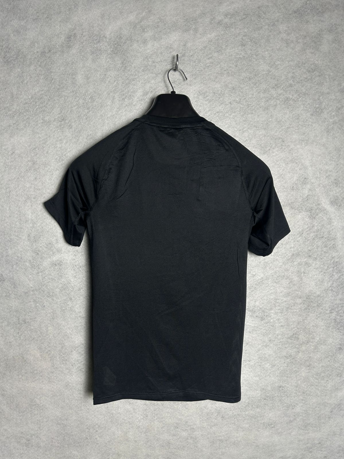 Under Armour Black Round Tee - Juniors Large