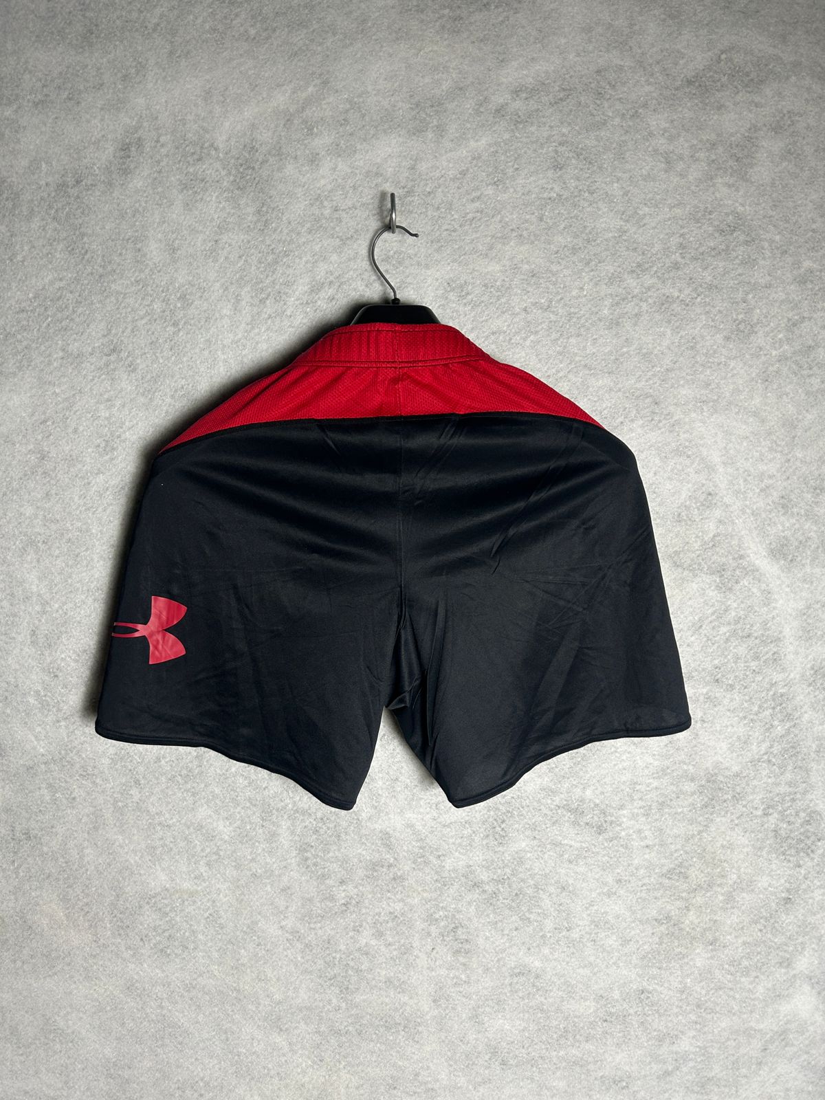 Under Armour Black Red Logo Short - Large