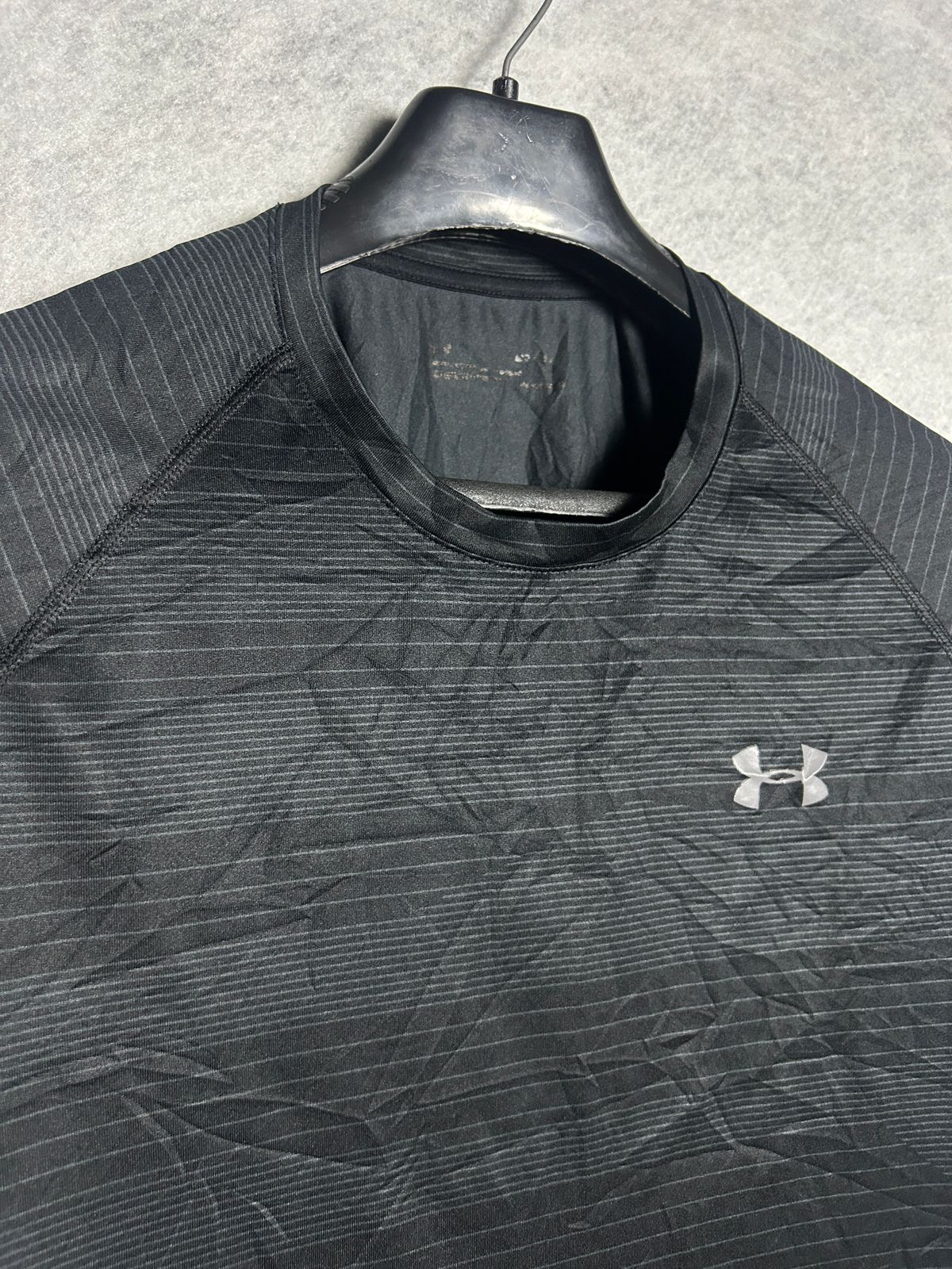 Under Armour Loose Heat Gear Black Round Tee- Medium