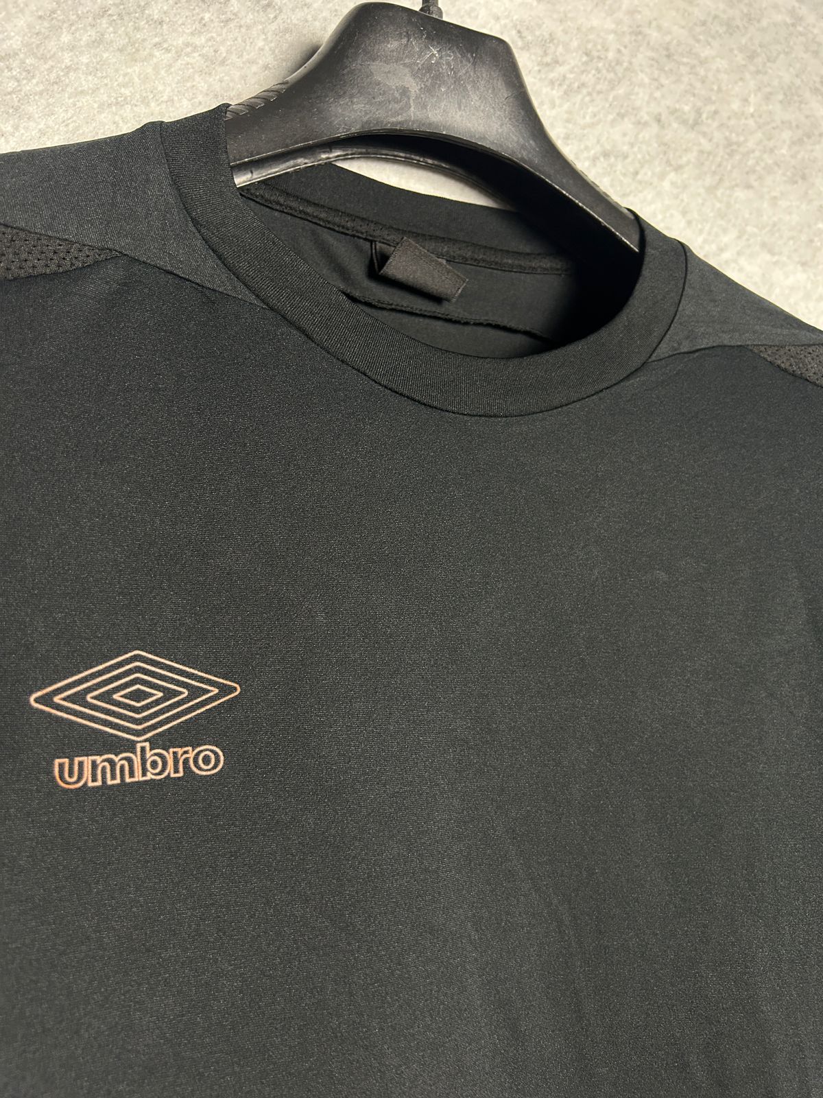 Umbro Black Round Neck - Large