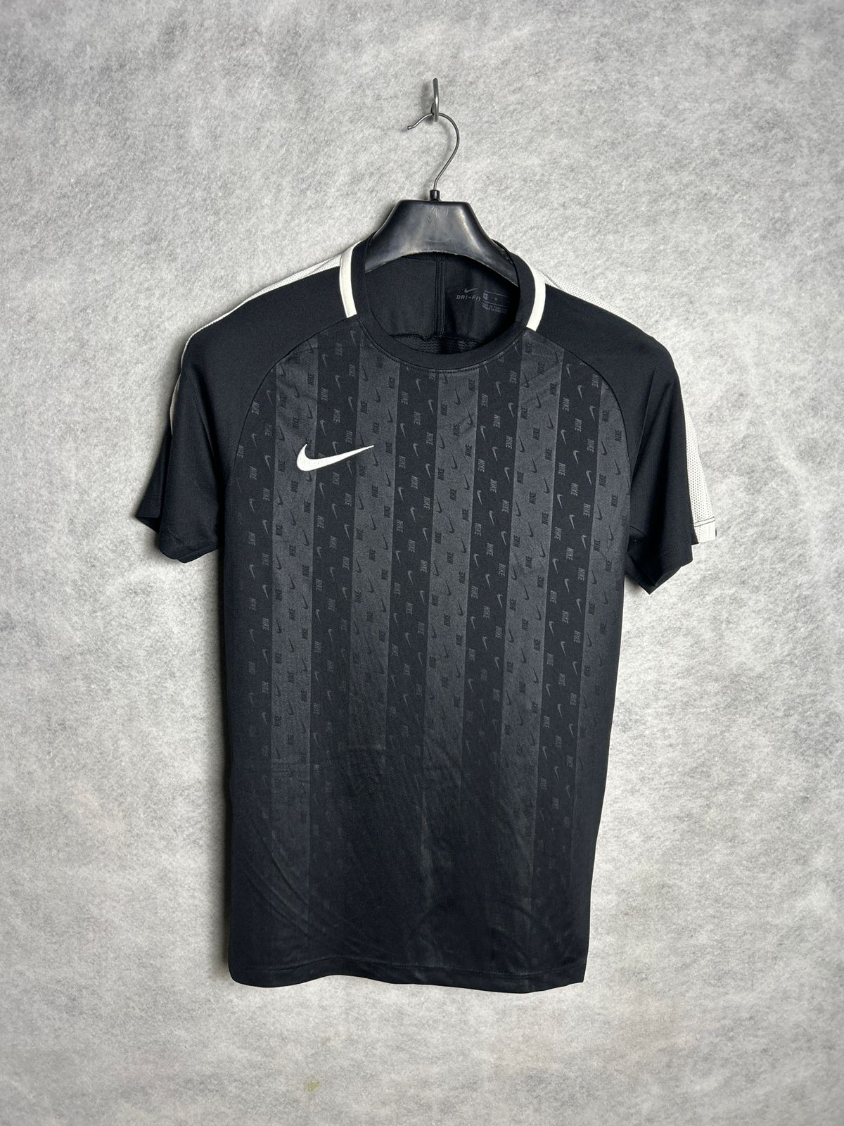 Nike Dri Fit Black Textured Tee - Medium