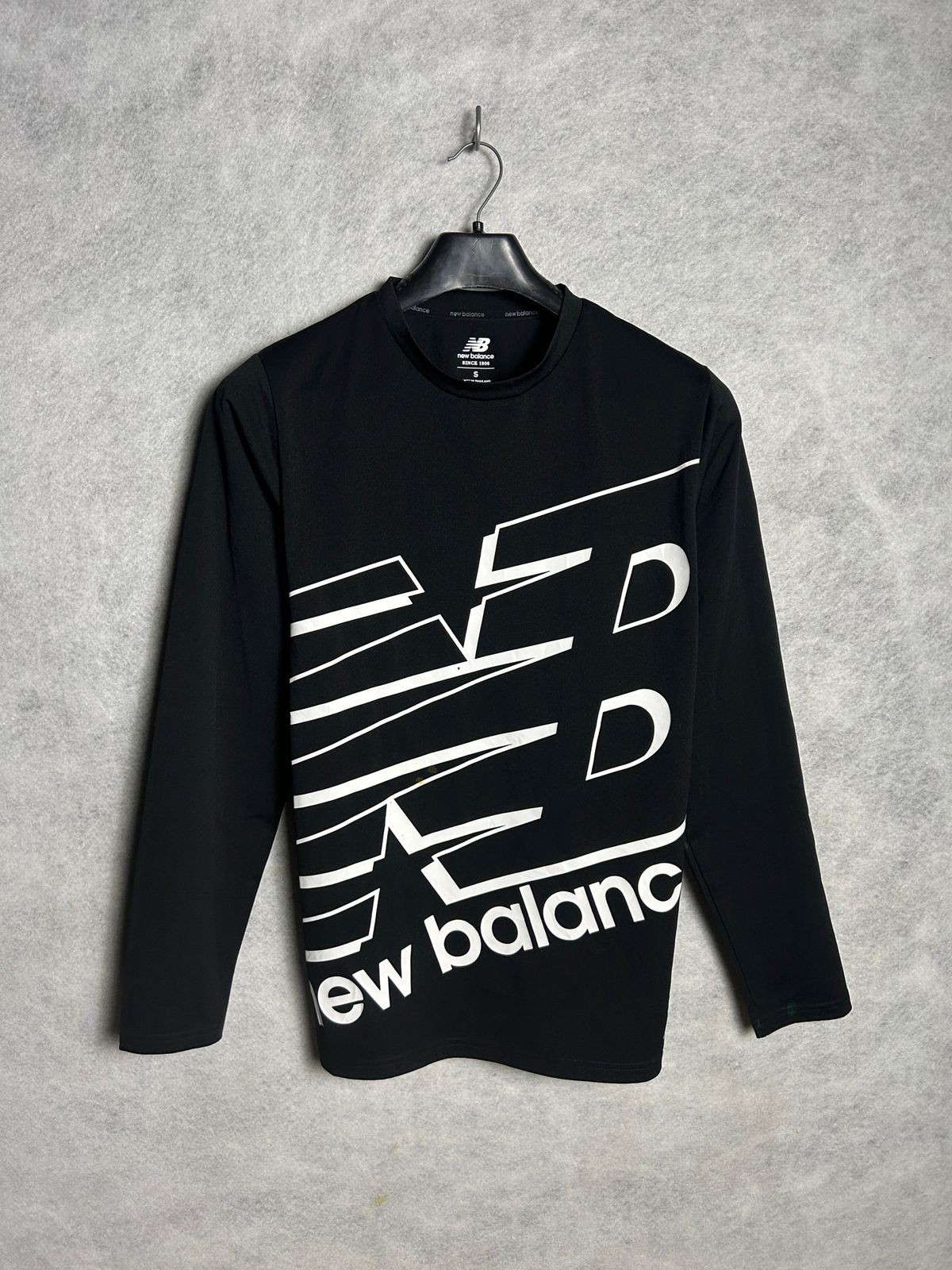 New Balance Black Full Sleeves Round Neck - Small