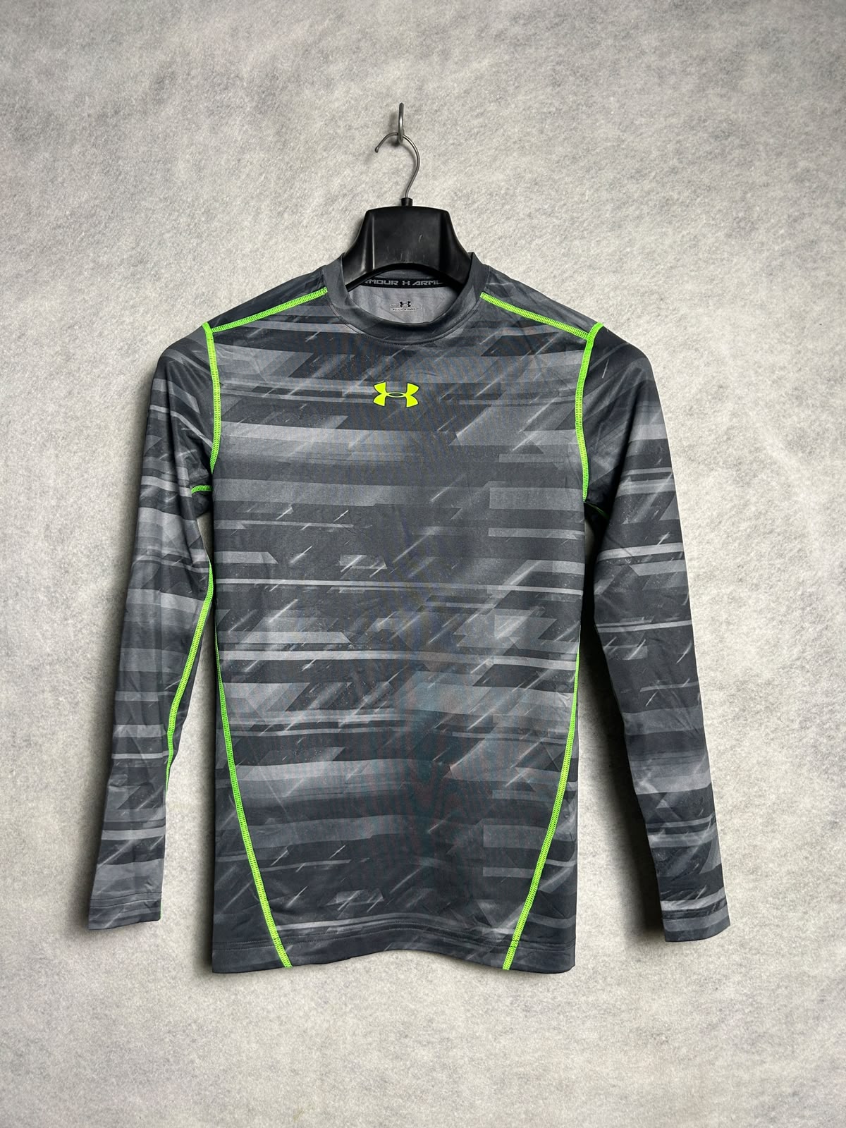 Under Armour Full Sleeves Round Tee - Medium