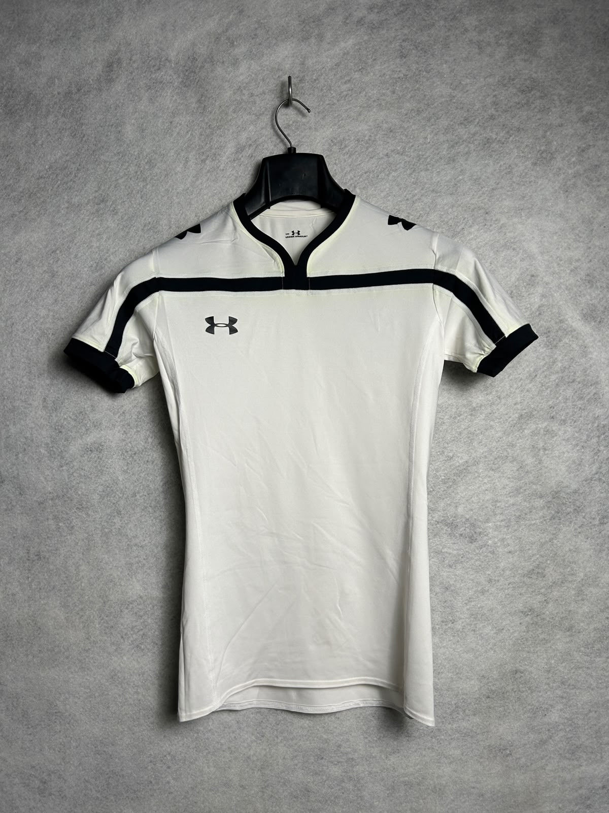 Under Armour Fitted V Neck Tee - Medium
