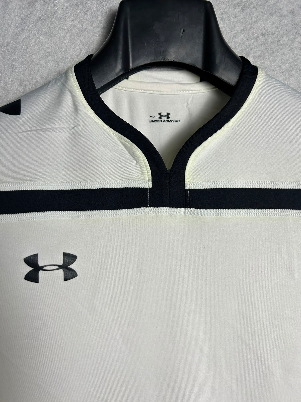 Under Armour Fitted V Neck Tee - Medium