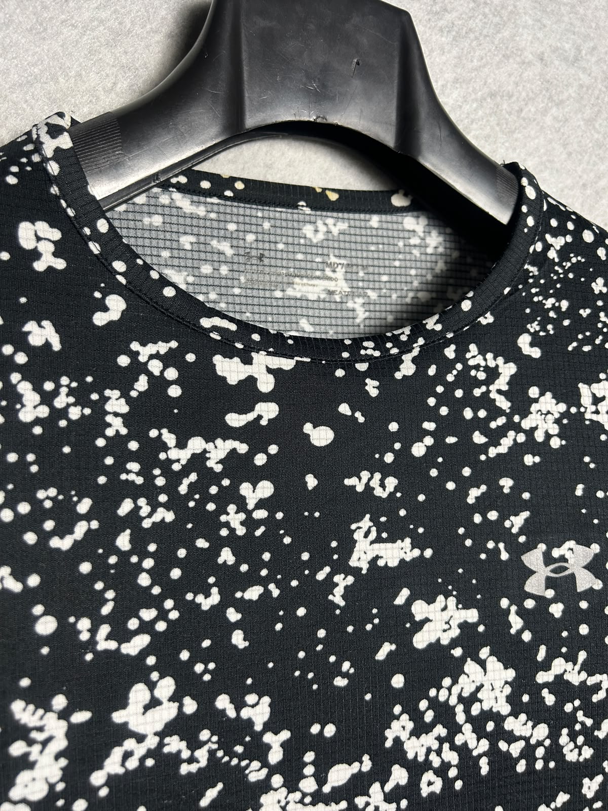 Under Armour Fitted Round Neck Tee - Medium