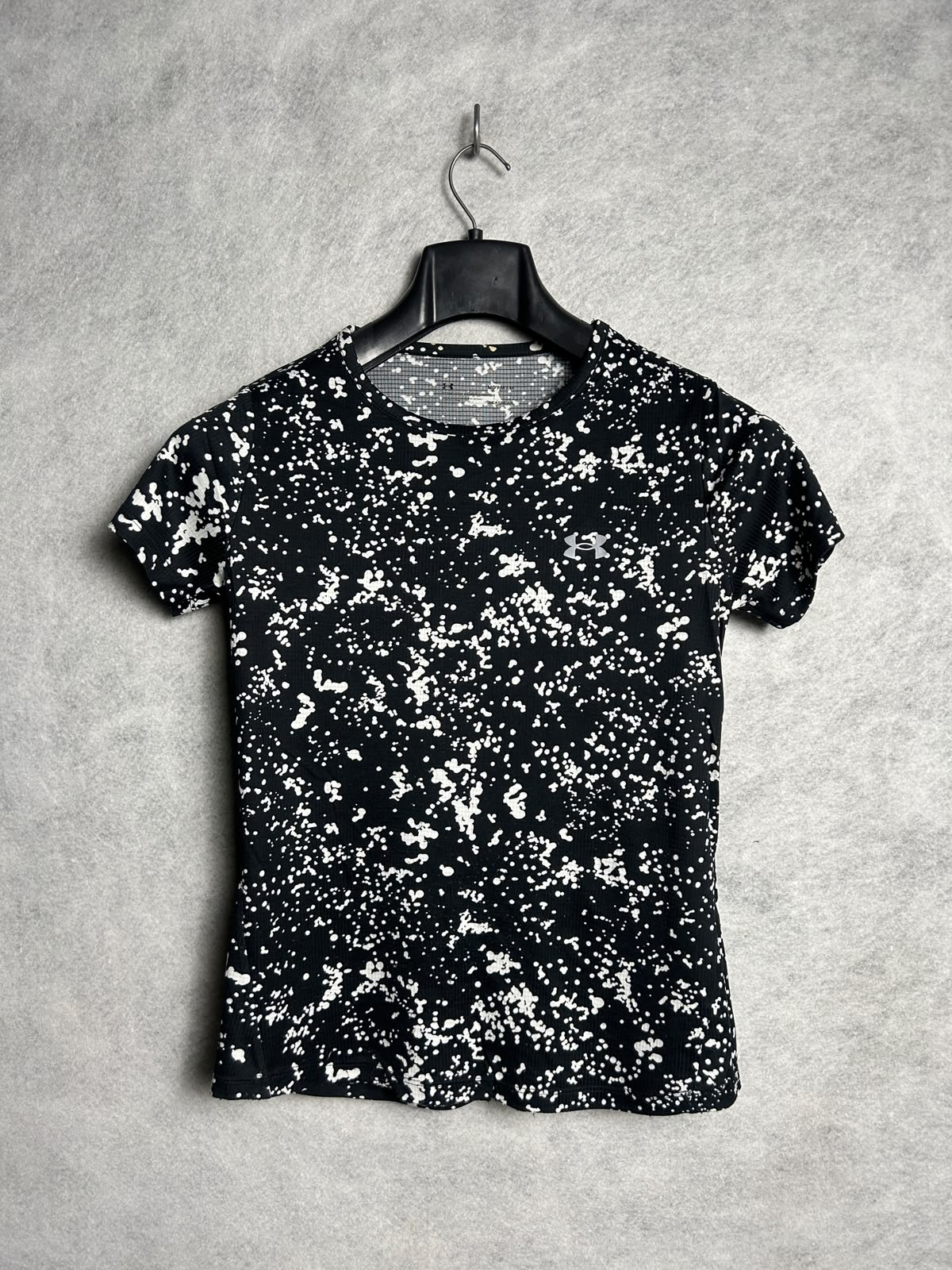 Under Armour Fitted Round Neck Tee - Medium