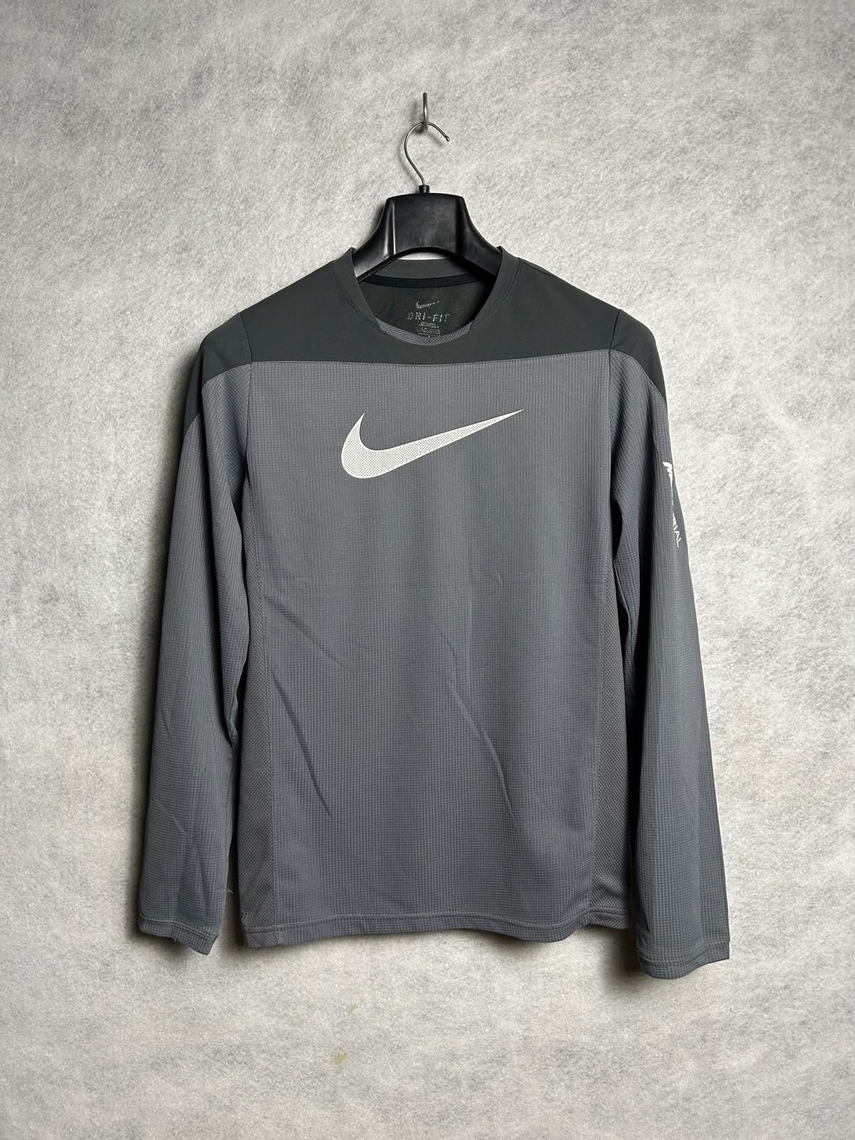Nike Gray Full Sleeves Round Neck - Large