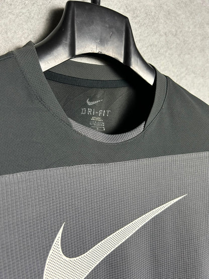 Nike Gray Full Sleeves Round Neck - Large