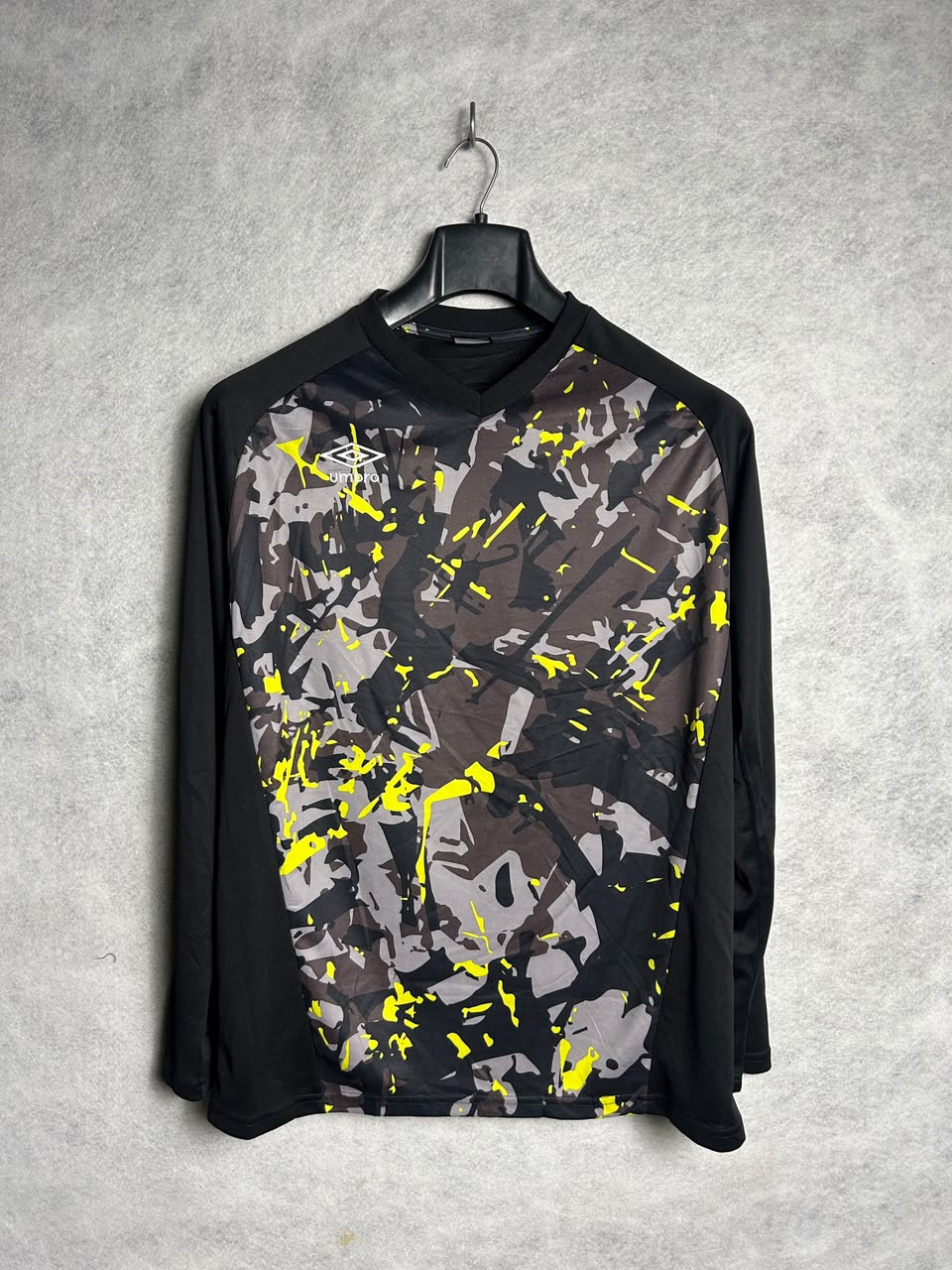 Umbro Black Graphics Tee Round Neck - Large