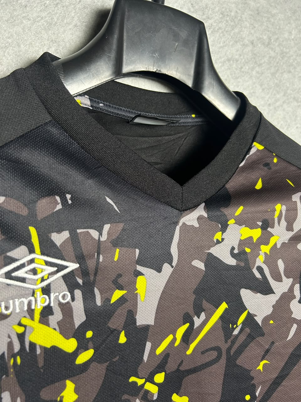 Umbro Black Graphics Tee Round Neck - Large