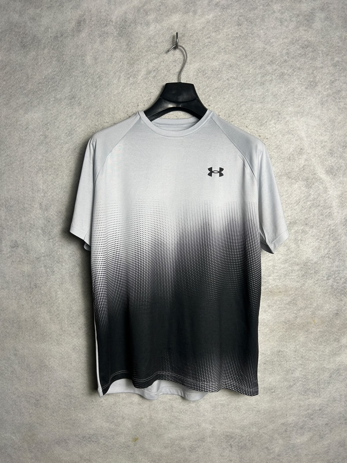 Under Armour White And Black Round Neck - Medium