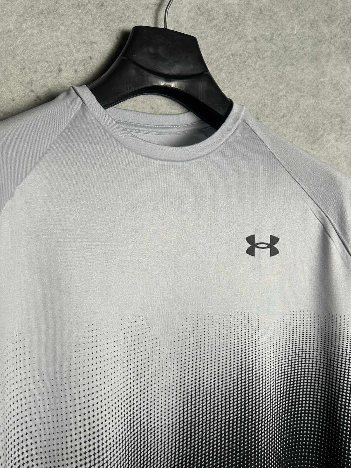 Under Armour White And Black Round Neck - Medium