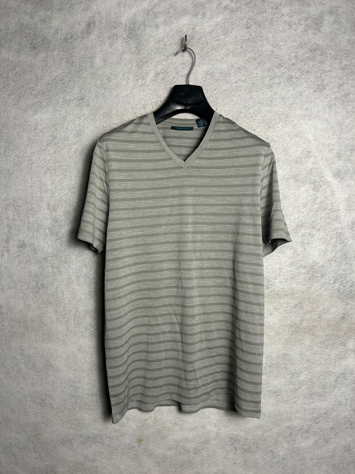 Perry Ellis V Neck - Medium
