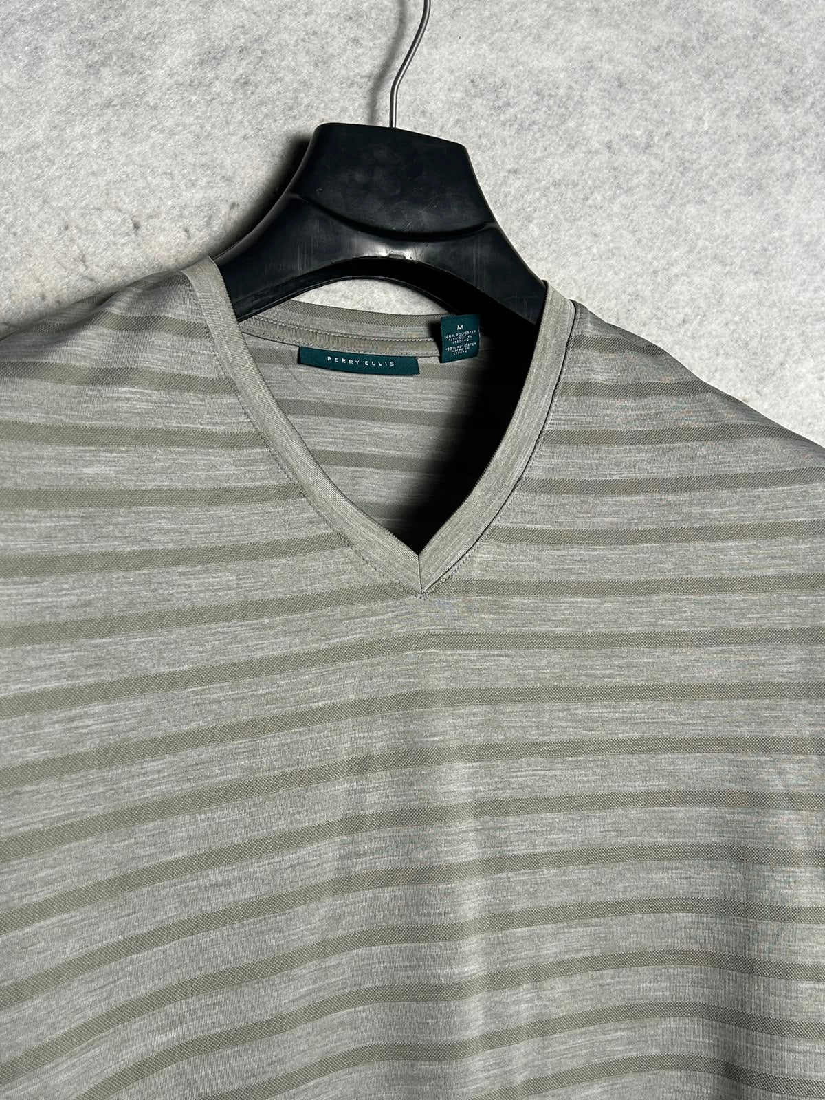 Perry Ellis V Neck - Medium