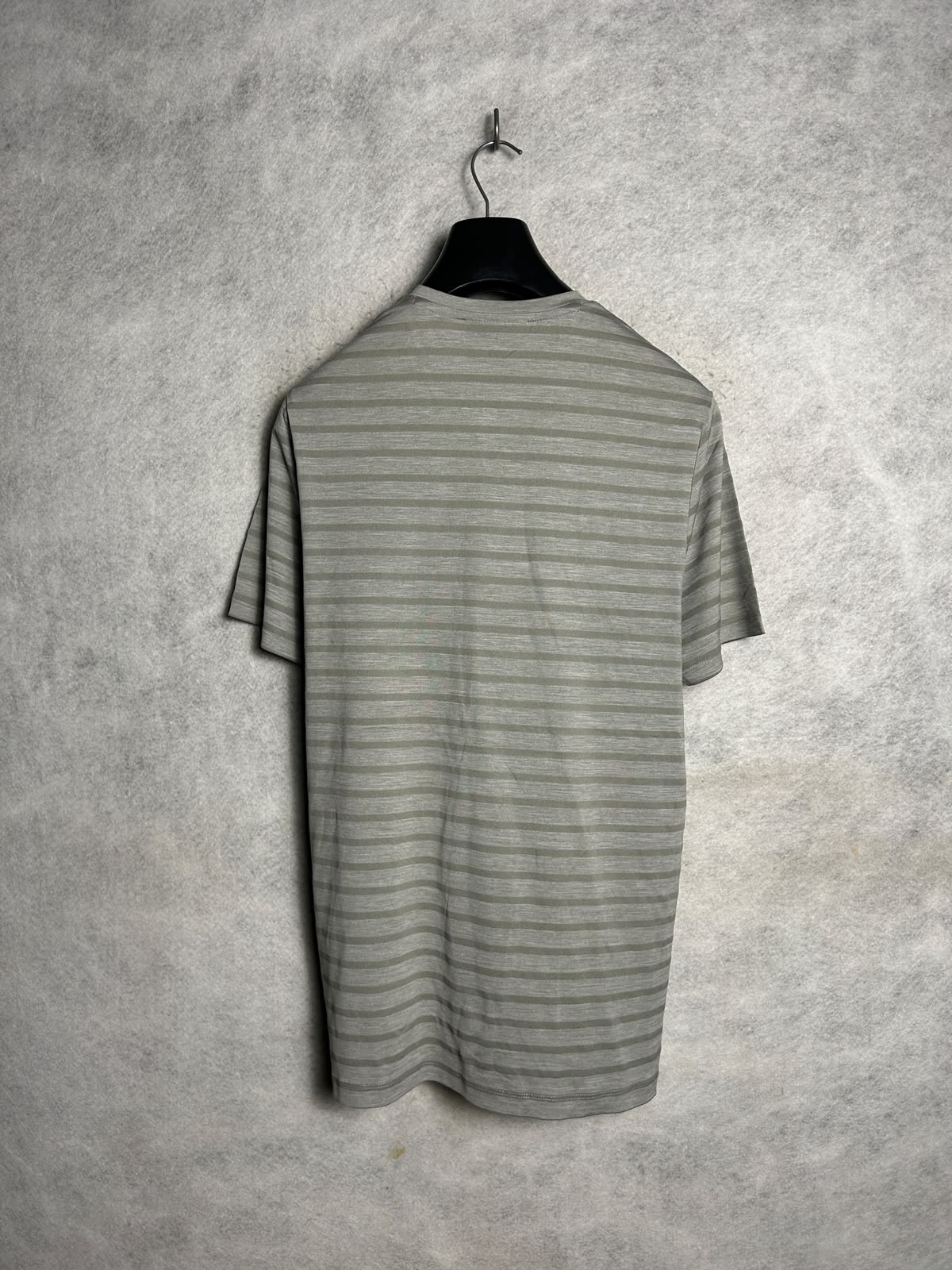 Perry Ellis V Neck - Medium