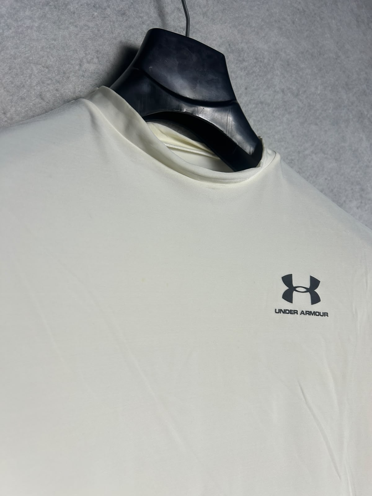 Under Armour Full Sleeves Round Neck - Medium