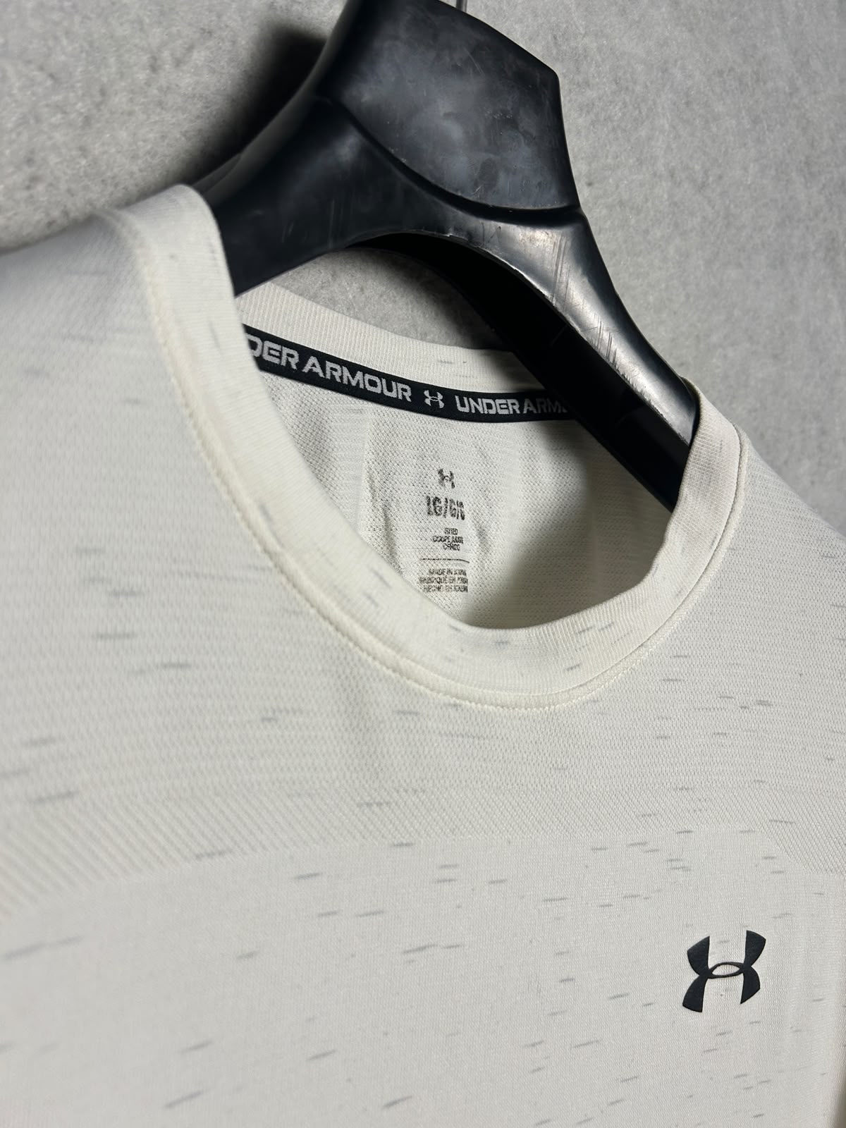 Under Armour White Round Neck - Large