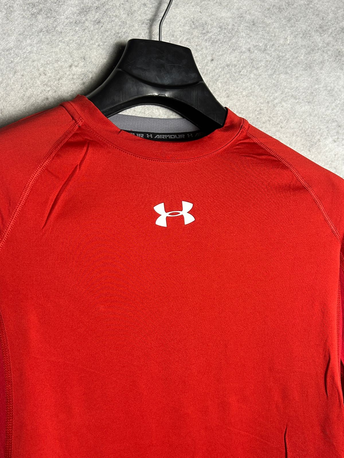 Under Armour Red Full Sleeves Round Neck - LG