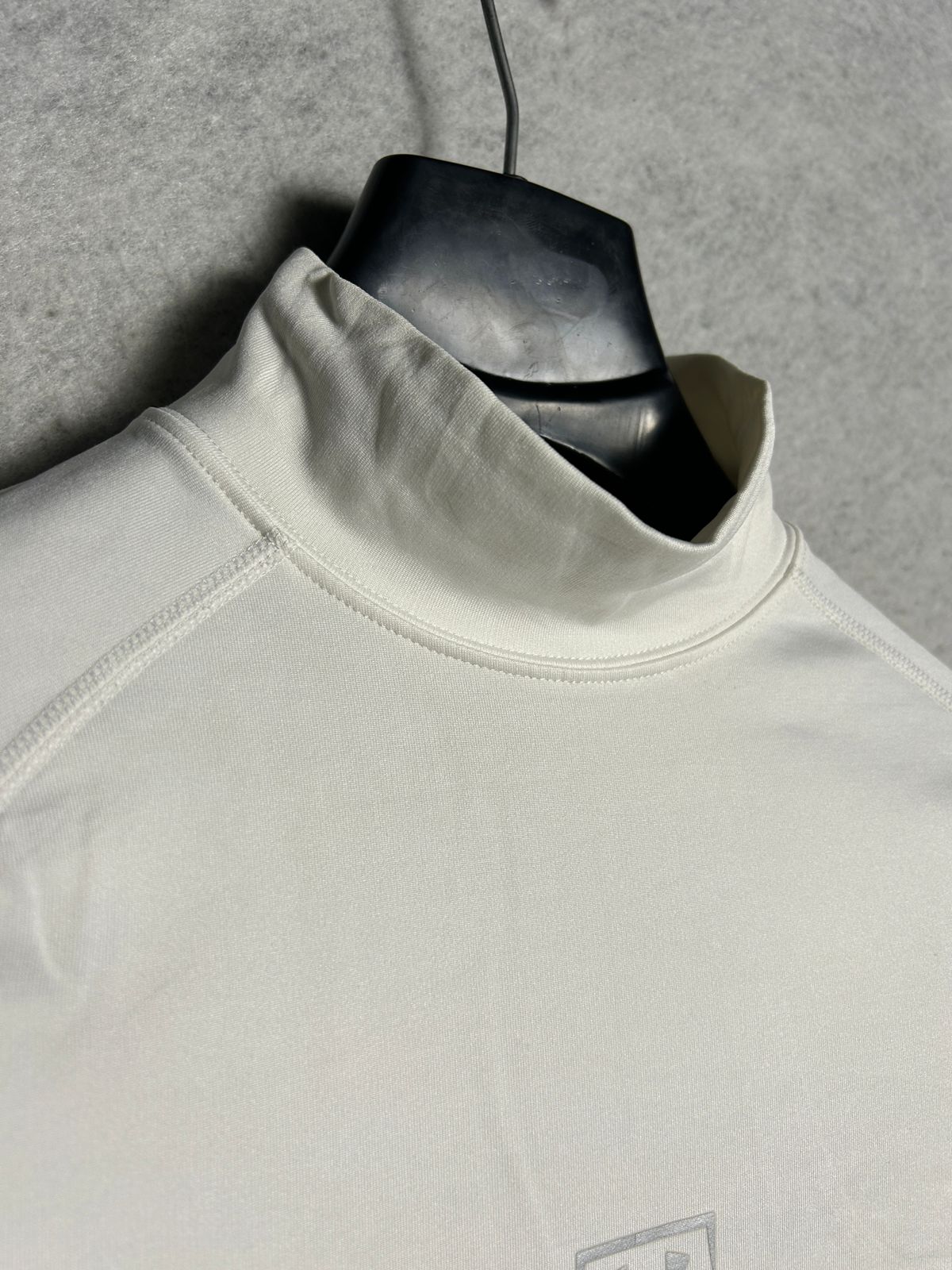 Under Armour Mock Neck White - Medium