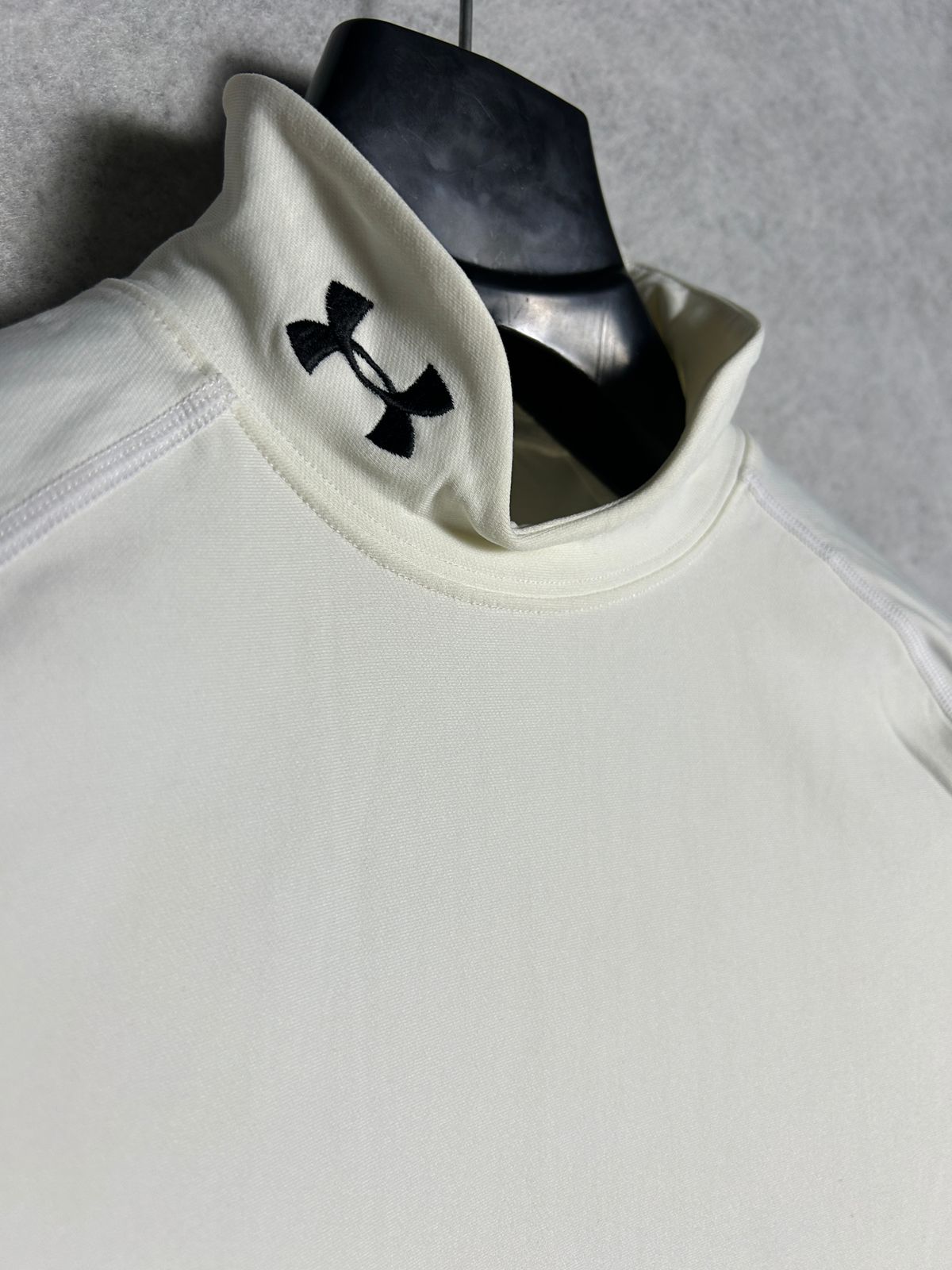 Under Armour Mock Neck White Big Logo - XL