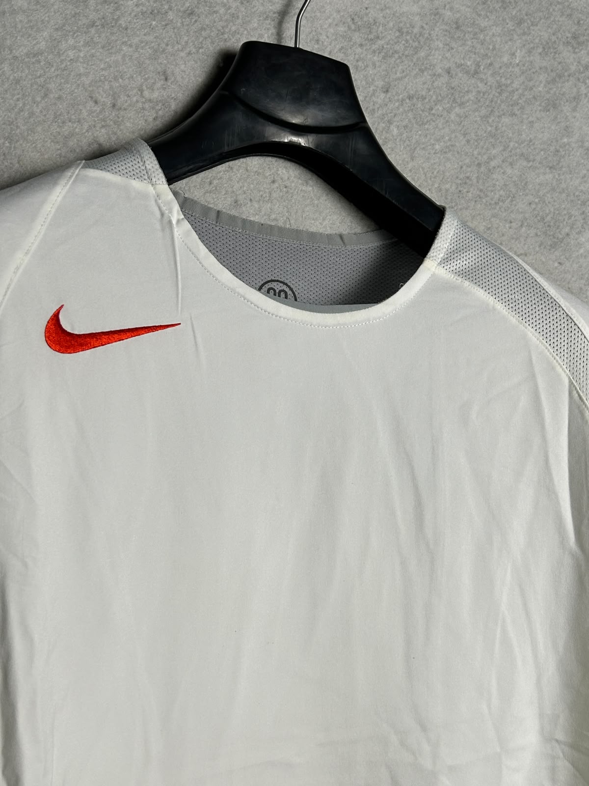 Nike Dri Fit White Round Neck - XL