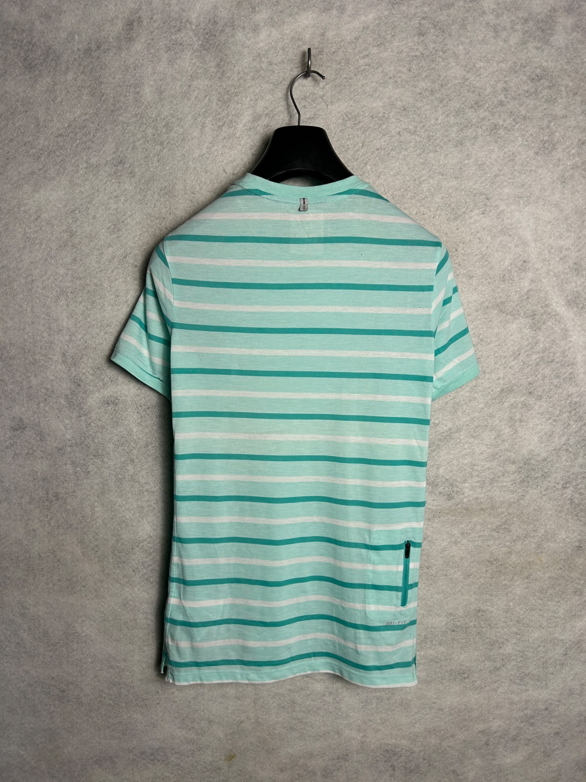 Nike Dri Fit Striped Round Neck - Medium