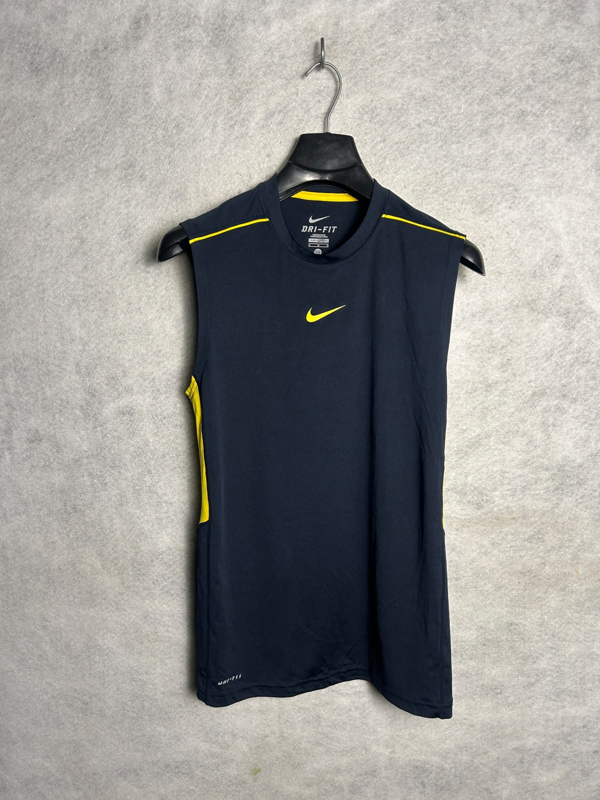 Nike Dri Fit Round Neck - Medium