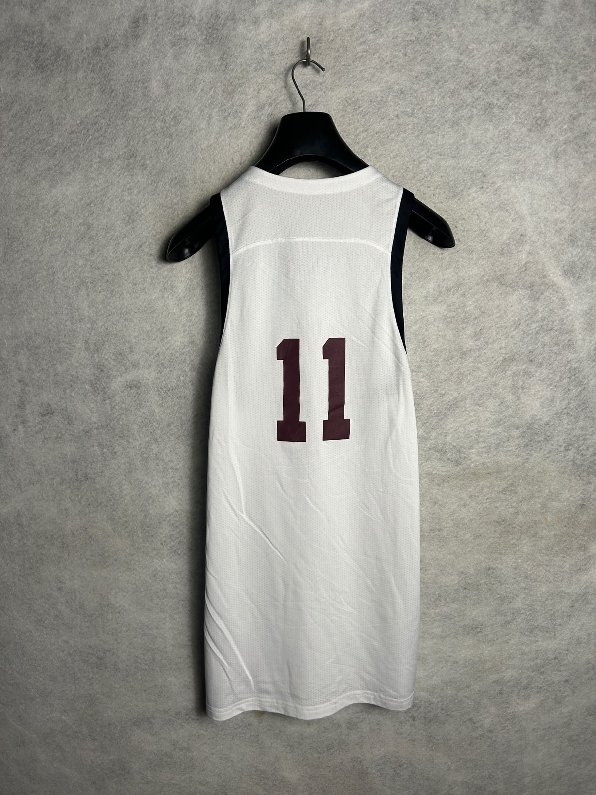 Under Armour SM White V Neck - Medium