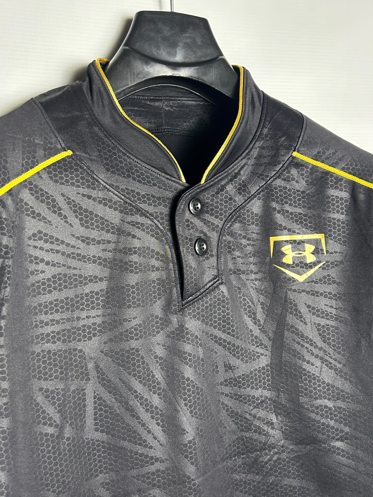 Under Armour Black With Yellow Lines Polo - Large