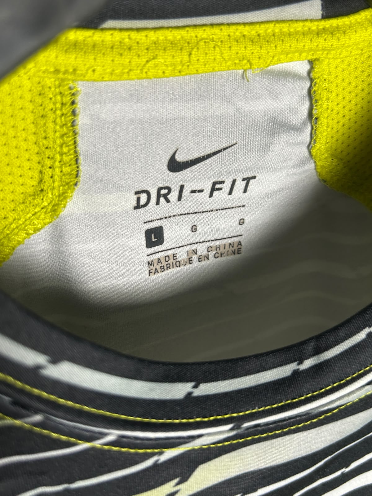 Nike Dri Fit Round Neck - Large
