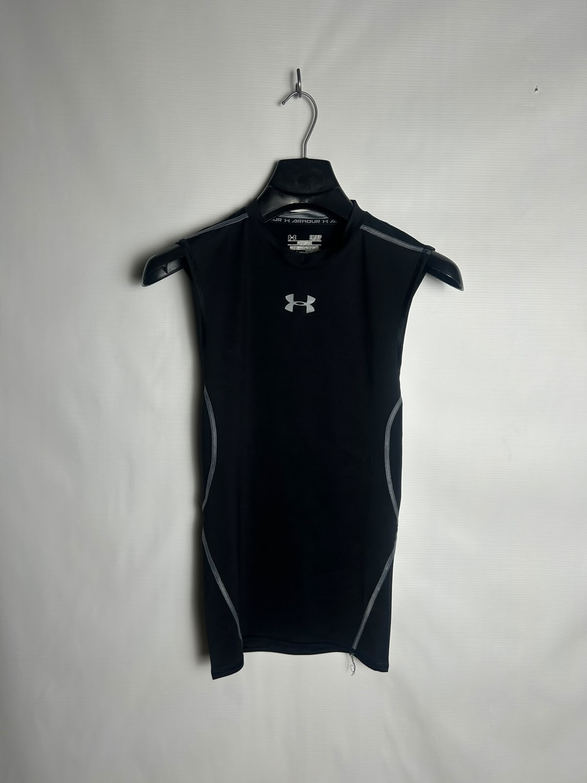 Under Armour Heat Gear Black Round Neck - Small