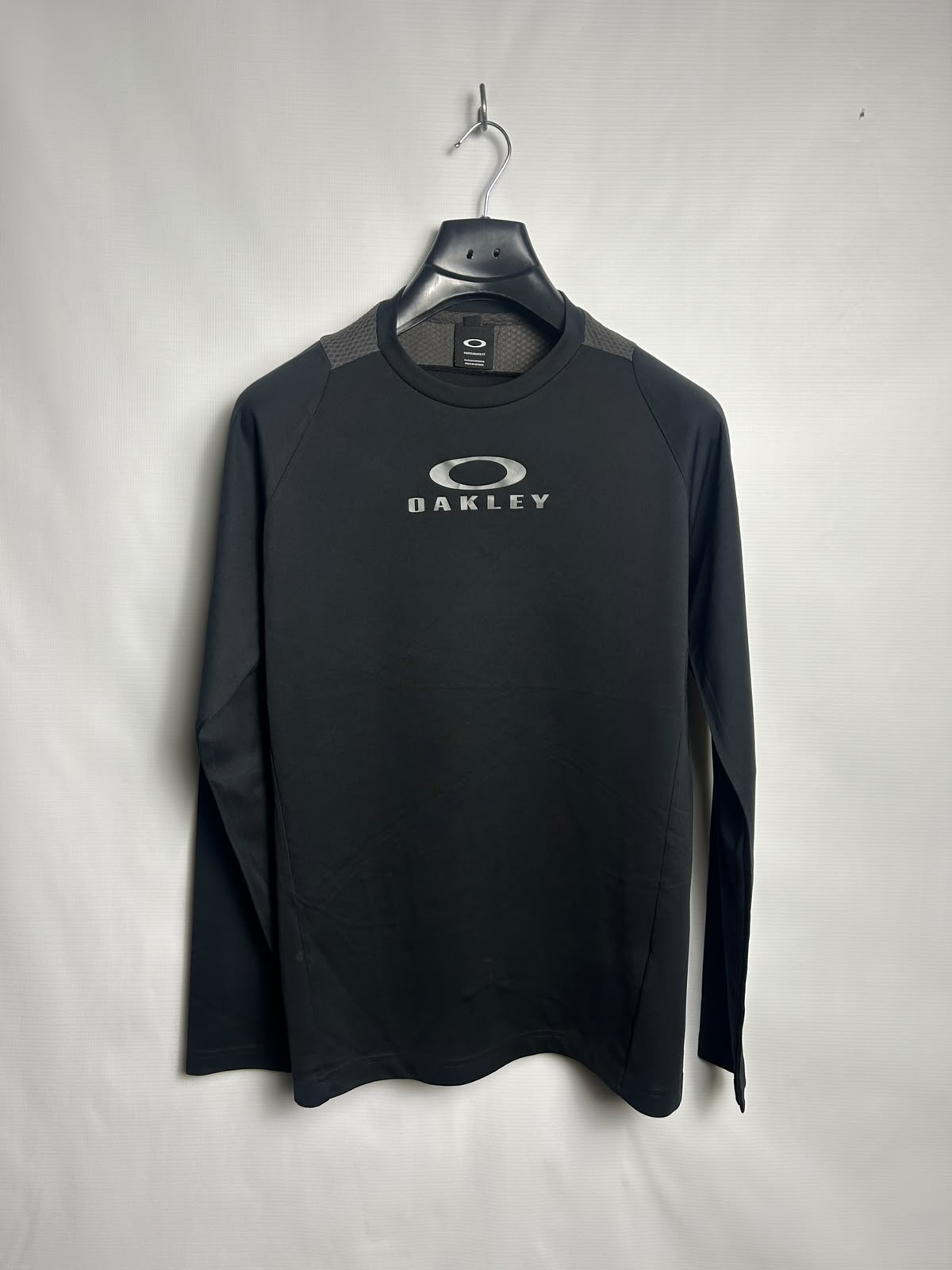 Oakley Black Full Sleeves Round Neck - Medium
