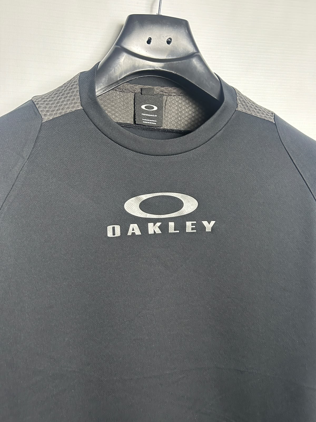 Oakley Black Full Sleeves Round Neck - Medium