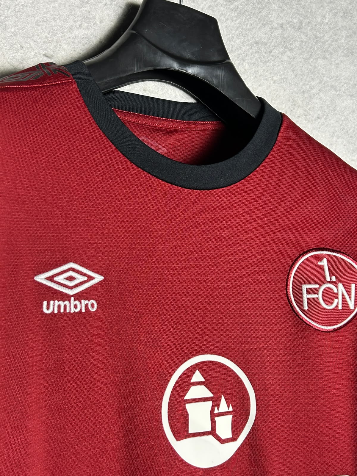 Umbro Black Round Neck - Large